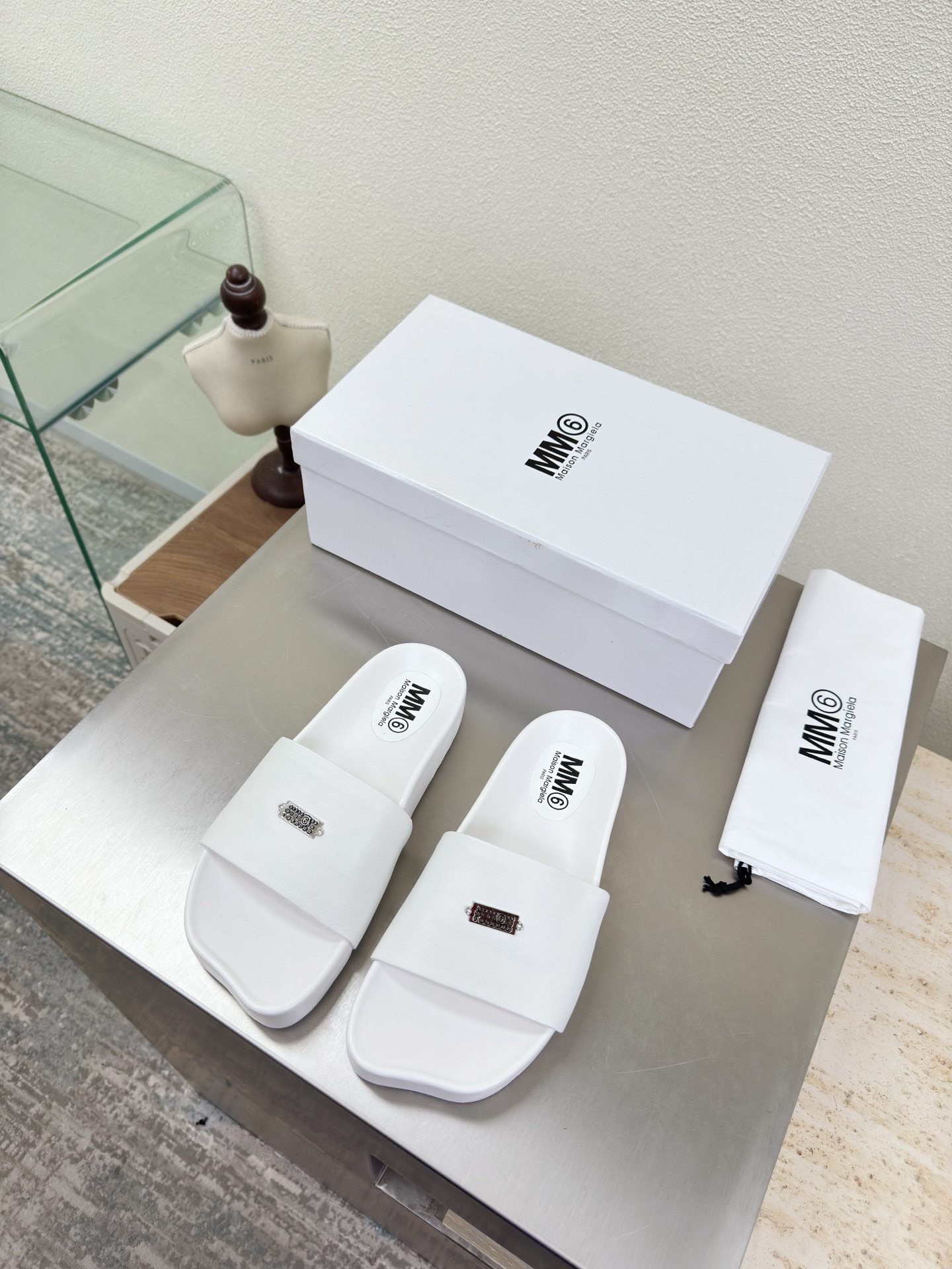 NO:706824,MM6 super comfortable thick-soled slippers flat 3cm white lambskin lining lambskin MaisonMargiela Maison Margiela MM6 is coming!  It smells so good. It has a beautiful and colorful girly feel!   A fashion item not to be missed. Simple and stylish beauty. A must-have item. Fashionable age-reducing artifact. Casual and honest feeling. Simple and advanced design. Incorporates the unique logo of MM6. Suitable for daily leisure and vacation. Versatile. Really comfortable. Original consistent and comfortable molded outsole. Split design. Original consistent material. Standard original order. Please look for our high-end goods. 35 36 37 38 39 40 41 (40)  41 customized), slippers, masion margiela, masion margiela, slippers, sheepskin19860909MM6 超级舒适 厚底拖鞋 平底 3cm 白色 小羊皮 内里 小羊皮 MaisonMargiela 马吉拉 MM6 火爆来袭！太香了  靓丽多彩少女感扑面而来！  不容错过的时尚单品 简单又有格调的美 跑量扛把子  必入单品 时尚减龄神器 随性率真的感脚 简单高级的设计 融入MM6独有的标志 同时满足日常 休闲渡假 百搭 真心巴适 原版一致舒适成型大底 分体设计  原版一致材料 对标原单 请认准咱家高货 35 36 37 38 39 40 41（40 41 定制）,拖鞋,masion margiela,masion margiela,slippers,sheepskin,Women's Shoes