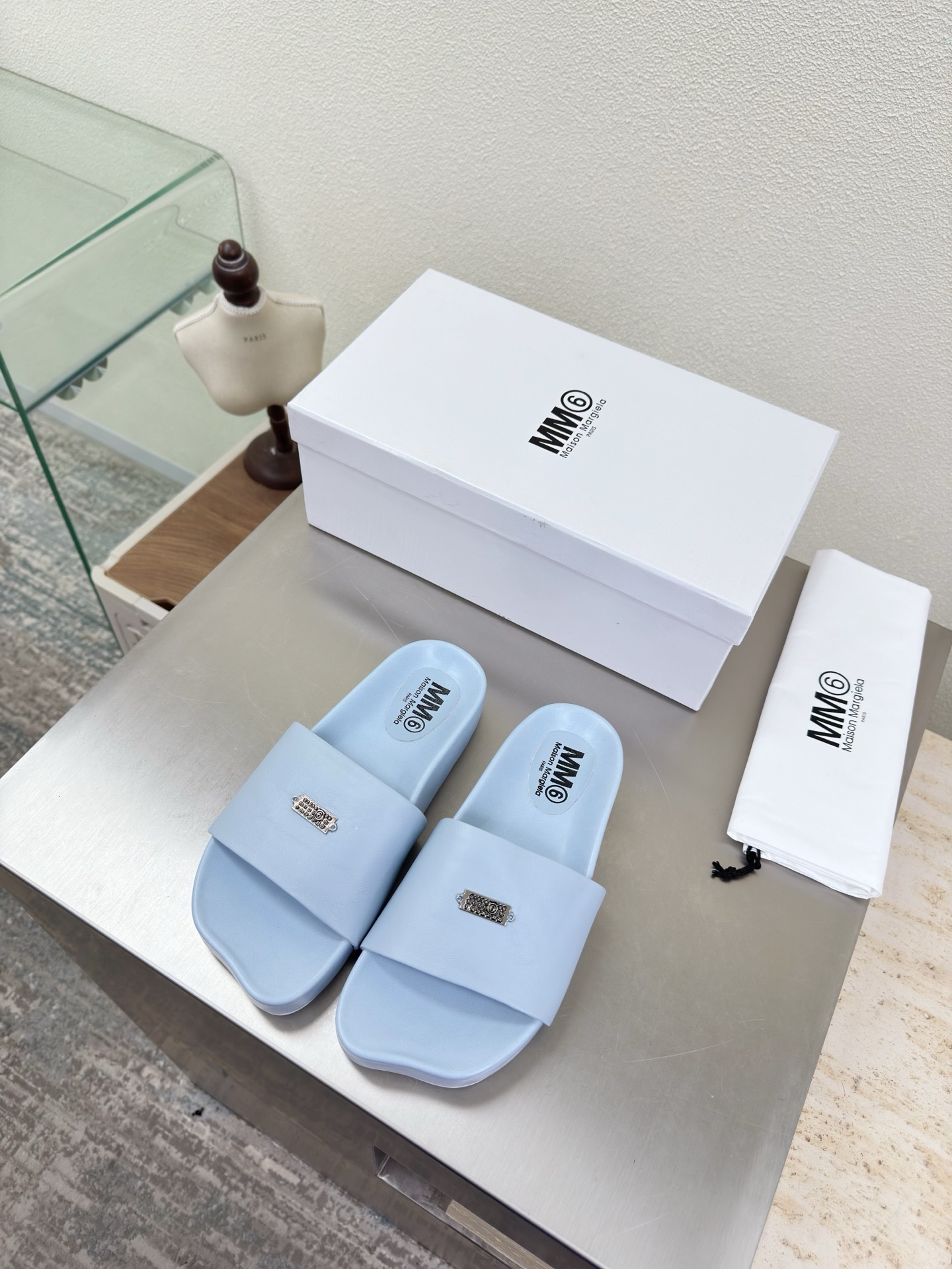 NO:706828,MM6 super comfortable thick-soled slippers flat 3cm light blue lambskin lining lambskin MaisonMargiela Maison Margiela MM6 is coming!  It smells so good. It has a beautiful and colorful girly feel!   A fashion item not to be missed. Simple and stylish beauty. A must-have item. Fashionable age-reducing artifact. Casual and honest feeling. Simple and advanced design. Incorporates the unique logo of MM6. Suitable for daily leisure and vacation. Versatile. Really comfortable. Original consistent and comfortable molded outsole. Split design. Original consistent material. Standard original order. Please look for our high-end goods. 35 36 37 38 39 40 41 (40)  41 customized), slippers, masion margiela, masion margiela, slippers, sheepskin19860909MM6 超级舒适 厚底拖鞋 平底 3cm 浅蓝 小羊皮 内里 小羊皮 MaisonMargiela 马吉拉 MM6 火爆来袭！太香了  靓丽多彩少女感扑面而来！  不容错过的时尚单品 简单又有格调的美 跑量扛把子  必入单品 时尚减龄神器 随性率真的感脚 简单高级的设计 融入MM6独有的标志 同时满足日常 休闲渡假 百搭 真心巴适 原版一致舒适成型大底 分体设计  原版一致材料 对标原单 请认准咱家高货 35 36 37 38 39 40 41（40 41 定制）,拖鞋,masion margiela,masion margiela,slippers,sheepskin,Women's Shoes