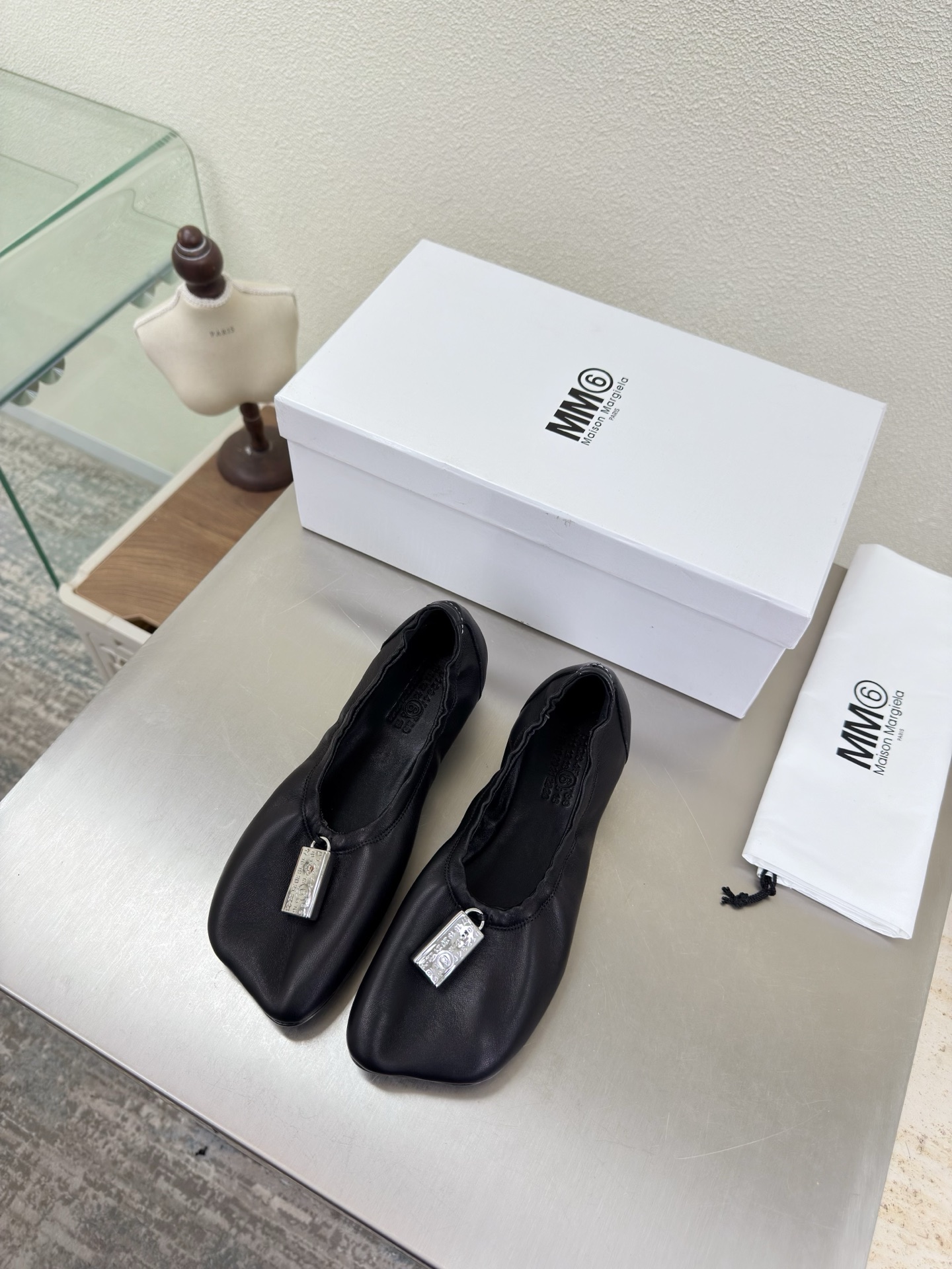 NO:706838,Roll-on shoes MM6 super comfortable flat bottom 1cm black lambskin lining lambskin MaisonMargiela Maison Margiela MM6 is coming!  It smells so good. It has a beautiful and colorful girly feel!   A fashion item not to be missed. Simple and stylish beauty. A must-have item. Fashionable age-reducing artifact. Casual and honest feeling. Simple and advanced design. Incorporates the unique logo of MM6. Suitable for daily leisure and vacation. Versatile. Really comfortable. Original consistent and comfortable molded outsole. Split design. Original consistent material. Standard original order. Please look for our high-end goods. 35 36 37 38 39 40 41 (40)  41 customized), ballet shoes, masion margiela, masion margiela, sheepskin19860909卷蛋鞋 MM6 超级舒适 平底 1cm 黑色 小羊皮 内里 小羊皮 MaisonMargiela 马吉拉 MM6 火爆来袭！太香了  靓丽多彩少女感扑面而来！  不容错过的时尚单品 简单又有格调的美 跑量扛把子  必入单品 时尚减龄神器 随性率真的感脚 简单高级的设计 融入MM6独有的标志 同时满足日常 休闲渡假 百搭 真心巴适 原版一致舒适成型大底 分体设计  原版一致材料 对标原单 请认准咱家高货 35 36 37 38 39 40 41（40 41 定制）,芭蕾舞鞋,masion margiela,masion margiela,sheepskin,Women's Shoes