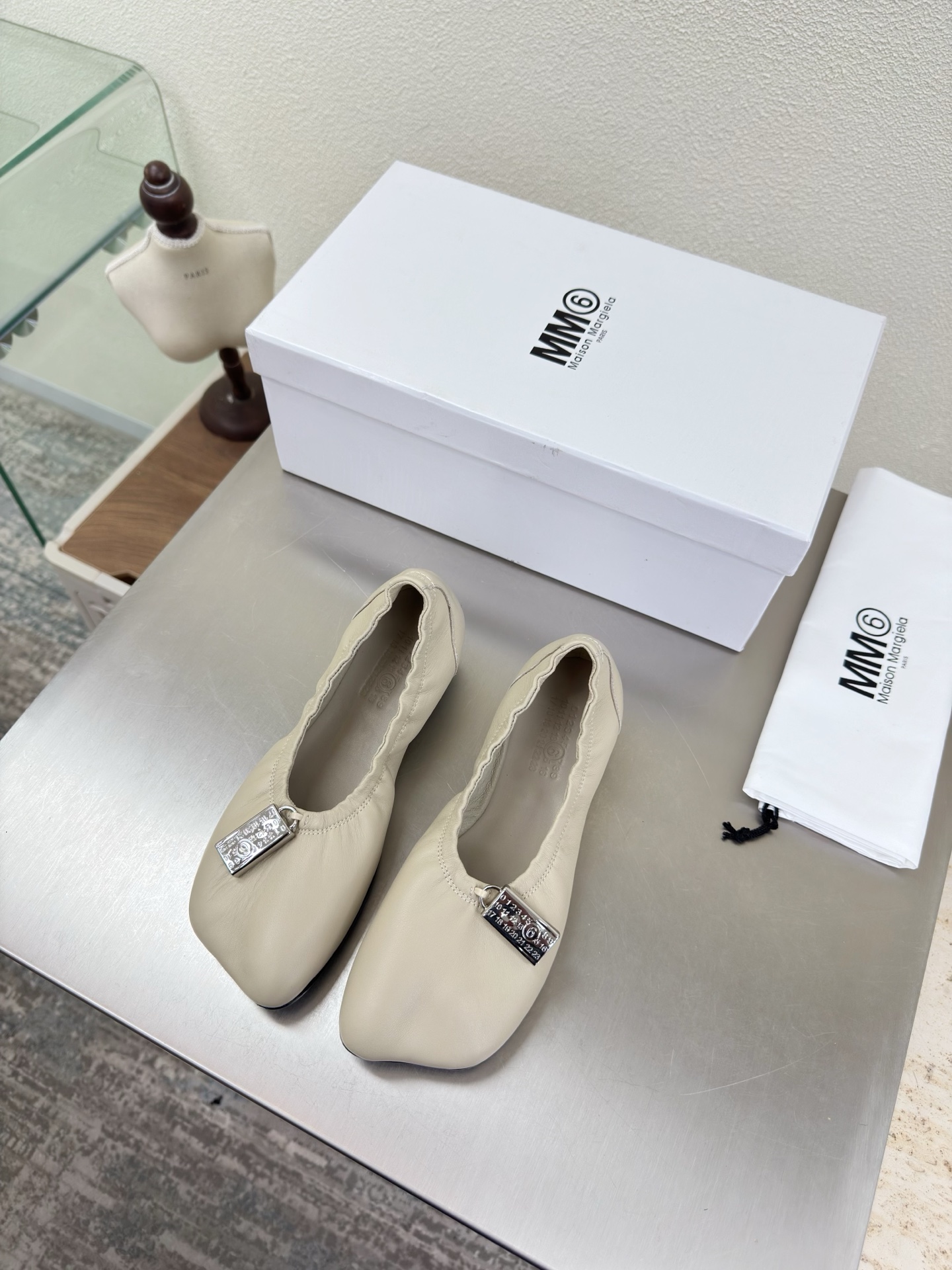 NO:706841,Roll-on shoes MM6 super comfortable flat bottom 1cm beige lambskin lining lambskin MaisonMargiela Maison Margiela MM6 is coming!  It smells so good. It has a beautiful and colorful girly feel!   A fashion item not to be missed. Simple and stylish beauty. A must-have item. Fashionable age-reducing artifact. Casual and honest feeling. Simple and advanced design. Incorporates the unique logo of MM6. Suitable for daily leisure and vacation. Versatile. Really comfortable. Original consistent and comfortable molded outsole. Split design. Original consistent material. Standard original order. Please look for our high-end goods. 35 36 37 38 39 40 41 (40)  41 customized), ballet shoes, masion margiela, masion margiela, sheepskin19860909卷蛋鞋 MM6 超级舒适 平底 1cm 米色 小羊皮 内里 小羊皮 MaisonMargiela 马吉拉 MM6 火爆来袭！太香了  靓丽多彩少女感扑面而来！  不容错过的时尚单品 简单又有格调的美 跑量扛把子  必入单品 时尚减龄神器 随性率真的感脚 简单高级的设计 融入MM6独有的标志 同时满足日常 休闲渡假 百搭 真心巴适 原版一致舒适成型大底 分体设计  原版一致材料 对标原单 请认准咱家高货 35 36 37 38 39 40 41（40 41 定制）,芭蕾舞鞋,masion margiela,masion margiela,sheepskin,Women's Shoes