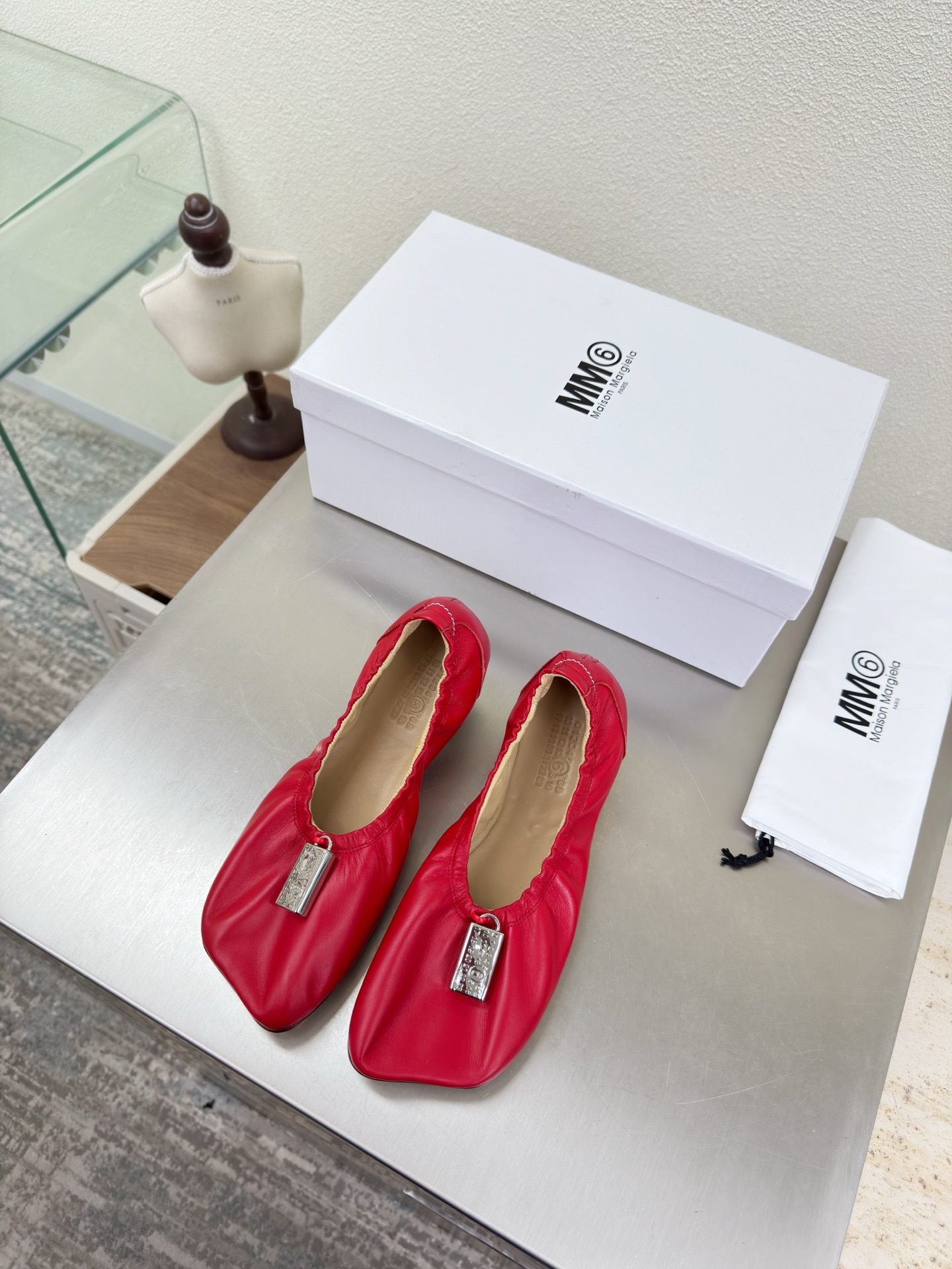 NO:706844,Roll-on shoes MM6 super comfortable flat bottom 1cm red lambskin lining lambskin MaisonMargiela Maison Margiela MM6 is coming!  It smells so good. It has a beautiful and colorful girly feel!   A fashion item not to be missed. Simple and stylish beauty. A must-have item. Fashionable age-reducing artifact. Casual and honest feeling. Simple and advanced design. Incorporates the unique logo of MM6. Suitable for daily leisure and vacation. Versatile. Really comfortable. Original consistent and comfortable molded outsole. Split design. Original consistent material. Standard original order. Please look for our high-end goods. 35 36 37 38 39 40 41 (40)  41 customized), ballet shoes, masion margiela, masion margiela, sheepskin19860909卷蛋鞋 MM6 超级舒适 平底 1cm 红色 小羊皮 内里 小羊皮 MaisonMargiela 马吉拉 MM6 火爆来袭！太香了  靓丽多彩少女感扑面而来！  不容错过的时尚单品 简单又有格调的美 跑量扛把子  必入单品 时尚减龄神器 随性率真的感脚 简单高级的设计 融入MM6独有的标志 同时满足日常 休闲渡假 百搭 真心巴适 原版一致舒适成型大底 分体设计  原版一致材料 对标原单 请认准咱家高货 35 36 37 38 39 40 41（40 41 定制）,芭蕾舞鞋,masion margiela,masion margiela,sheepskin,Women's Shoes