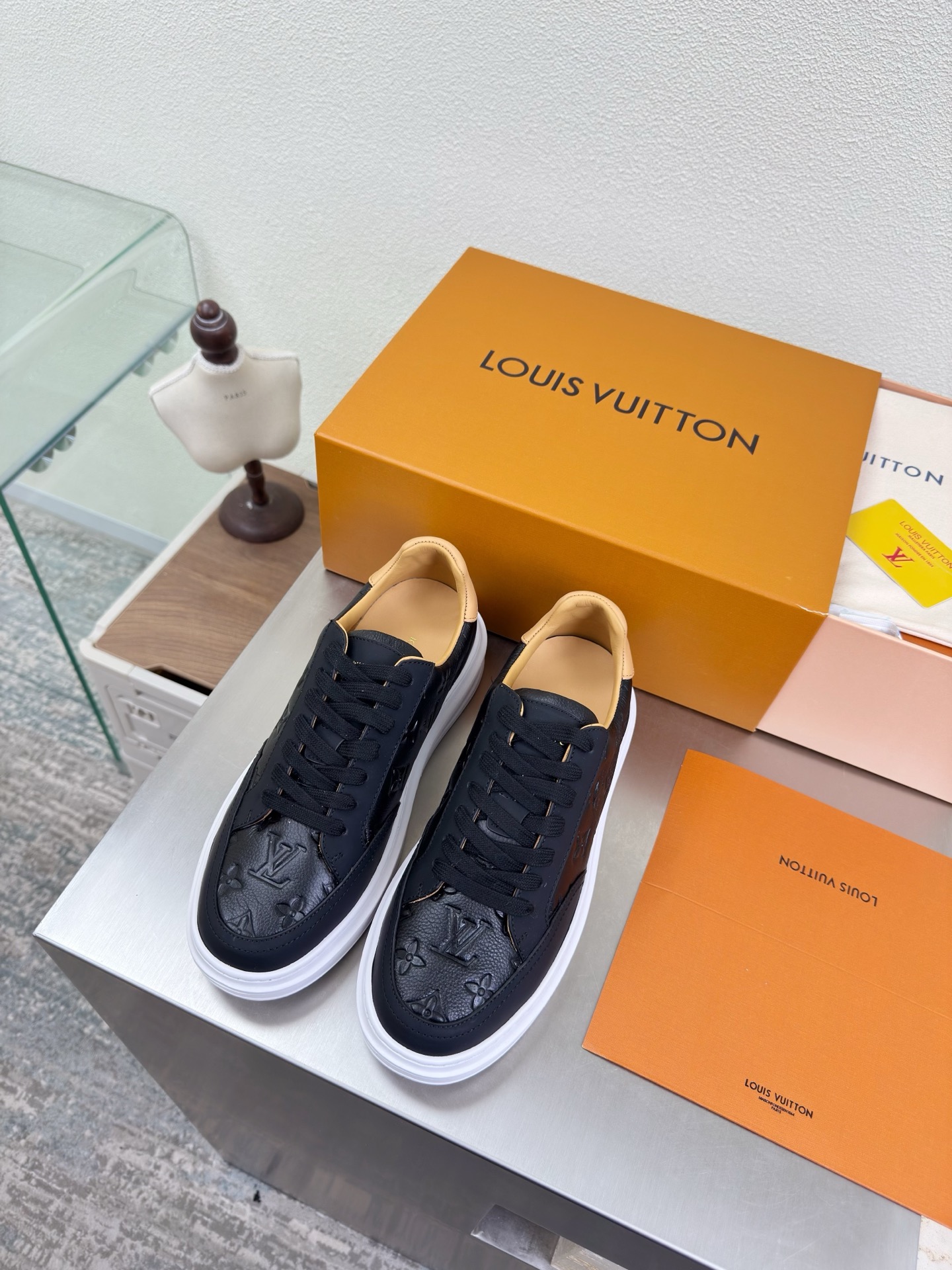 NO:706815,Llu thick-soled men's model, steel stamped embossed series, Lluo super cost-effective packaging, high quality, flawless, 3 colors, black logo, made by LV, so that LV can still provide surprise and desire for creators and young players. The new color matching is once again high-yield, and the actual product has been fully exposed, and is expected to be released in the near future!  Material imported lamb wool, high quality, flawless, original TPU outsole, size 39 40 41 42 43 44 45, airplane box 10, casual shoes/sports shoes, louis vuitton, louis vuitton, sneakers19860909L驴厚底男款 钢印压花系列 L驴超高性价比 包装 高品质 无瑕疵 3种配色 黑色 logo LV 打造 使得 LV  仍能为创作者、青年玩家,提供惊艳和渴望. 新配色再次高产上新,目前实物已经全面曝光,预计将在近期陆续发布！ 材质进口羊羔毛 高品质 无瑕疵 鞋底原版TPU大底 码数 39 40 41 42 43 44 45  飞机盒10,休闲鞋/运动鞋,louis vuitton,louis vuitton,sneakers,Women's Shoes