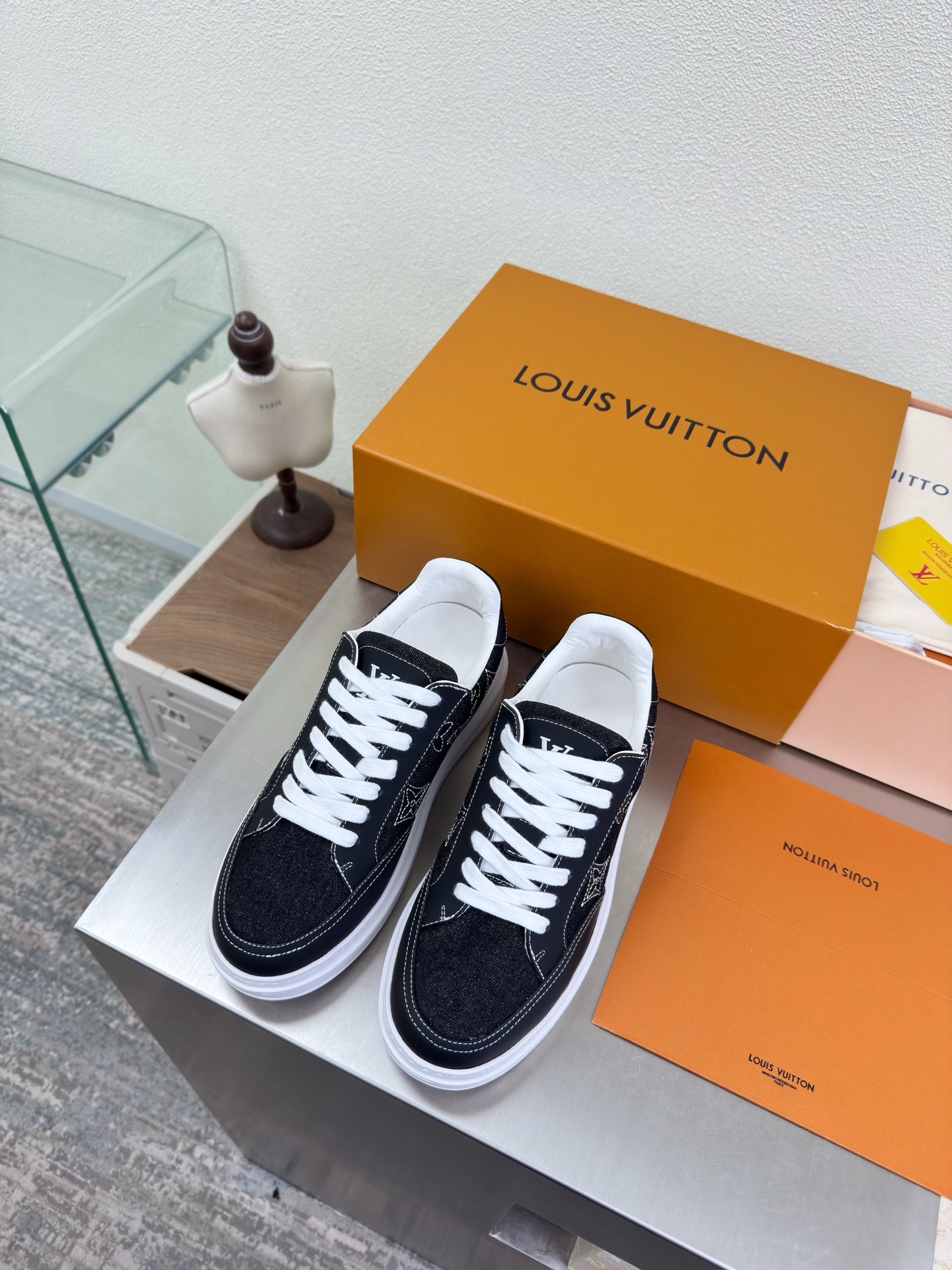 NO:706818,Llu thick-soled men's model, steel stamped embossed series, Llun super cost-effective packaging, high quality, flawless, 3 colors, black printed computer embroidered logo, created by LV, so that LV can still provide creators and young players with surprise and desire. The new color matching is once again high-yield, and the actual product has been fully exposed, and is expected to be released in the near future!  Material imported lamb wool, high quality, flawless, original TPU outsole, size 39 40 41 42 43 44 45, airplane box 10, casual shoes/sports shoes, louis vuitton, louis vuitton, sneakers19860909L驴厚底男款 钢印压花系列 L驴超高性价比 包装 高品质 无瑕疵 3种配色 黑色印花电脑绣花logoLV 打造 使得 LV  仍能为创作者、青年玩家,提供惊艳和渴望. 新配色再次高产上新,目前实物已经全面曝光,预计将在近期陆续发布！ 材质进口羊羔毛 高品质 无瑕疵 鞋底原版TPU大底 码数 39 40 41 42 43 44 45  飞机盒10,休闲鞋/运动鞋,louis vuitton,louis vuitton,sneakers,Women's Shoes