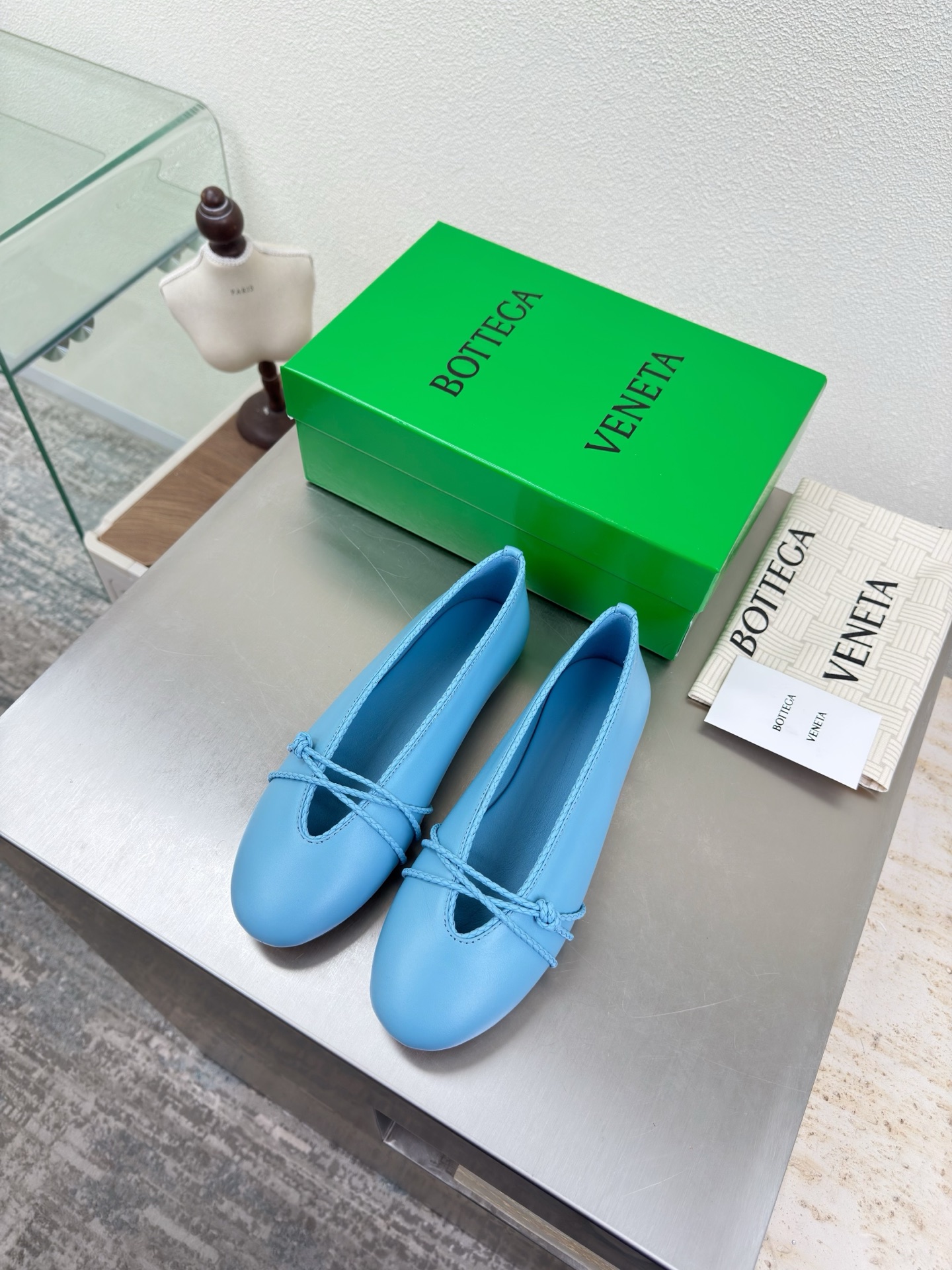 NO:706847,BV Rosa flat ballet shoes Knot decoration Brand family gene High-definition color matching BV Rosa ballet shoes Light blue Lambskin Round leather lace Inlaid shoe collar Single shoe series Flat design Soft and comfortable Built-in feet Cloud-like comfort Hand-woven lace Inlaid shoe collar Super soft and comfortable This classic style is simply BV’s latest ceiling Colorful and versatile mm strips Shoe collar inlay Hand-woven High-end and comfortable Fabric made of high-quality lambskin Hand-woven  The foot-padding sheepskin lining is comfortable and high-end. The outsole is made of Italian genuine leather outsole & injection molded rubber process. Light dyeing process is used to match the standard. Original packaging is used. The shoe bag is printed with rubber logo process. The most high-end in the market. Hot melt glue is used to shape the toe and heel. It is easy to rebound and does not deform. Italian computer sewing machine is used for the upper stitching. Fine workmanship. Original packaging is used. Treat customers sincerely. 35 36 37 38 39 40 41 42  (40 41 42 customized),ballet shoes,bottega veneta,sheepskin,Leather soles19860909BV Rosa 平底芭蕾舞鞋 结绳装饰 品牌家族基因 高定配色 BV Rosa 芭蕾舞鞋 淡蓝色 小羊皮 圆皮花边 镶嵌鞋口 单鞋系列 平底设计 柔软舒适 内置垫脚 云朵般舒适 手工编织花边 镶嵌鞋口 超级柔软舒适  这款经典款 简直bv最新天花板啦 彩色百搭  毫米抽条 鞋口镶嵌  手工编织而成 高档舒适 面料选用优质小羊皮 手工编织而成  垫脚羊皮内里舒适高端 大底选用意大利真皮大底&注塑橡胶工艺 运用轻染工艺 对标对版 选用原版包装 鞋子布袋采用印胶logo工艺 市场最高端 采用热熔胶定型鞋头 后跟 易回弹不变形  鞋面车线选用意大利电脑针车 做工精细 选用原版包装 真心对待客人 35 36 37 38 39 40 41 42 （40 41 42 定制）,芭蕾舞鞋,bottega veneta,sheepskin,Leather soles,Women's Shoes