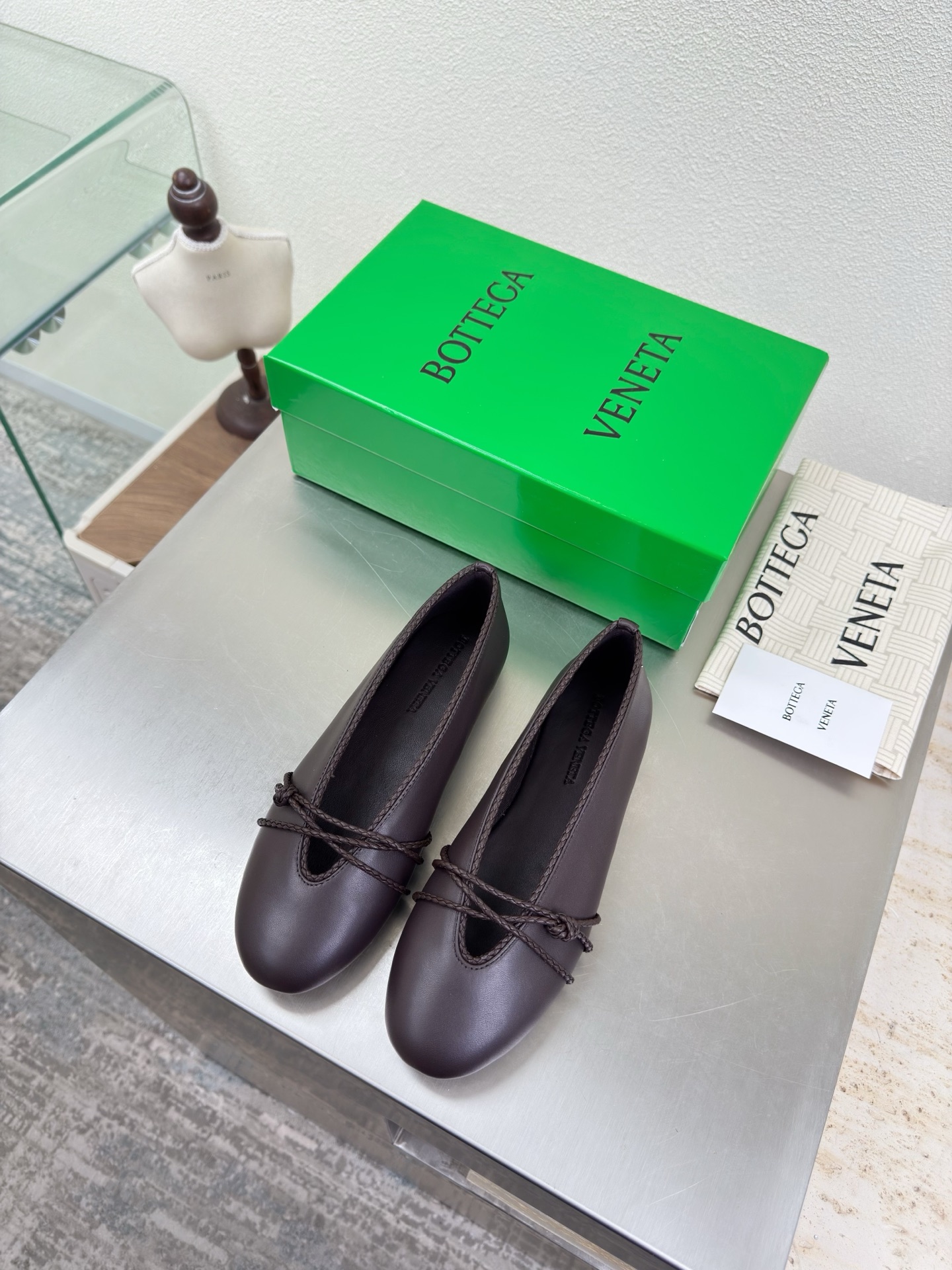 NO:706819,BV Rosa flat ballet shoes Knot decoration Brand family gene High-definition color matching BV Rosa ballet shoes Brown lambskin Round leather lace Inlaid shoe collar Single shoe series Flat design Soft and comfortable Built-in feet Cloud-like comfort Hand-woven lace Inlaid shoe collar Super soft and comfortable This classic model is simply BV's latest ceiling Colorful and versatile mm strips Shoe collar inlay Hand-woven High-end and comfortable Fabric made of high-quality lambskin Hand-woven  The foot-padding sheepskin lining is comfortable and high-end. The outsole is made of Italian genuine leather outsole & injection molded rubber process. Light dyeing process is used to match the standard. Original packaging is used. The shoe bag is printed with rubber logo process. The most high-end in the market. Hot melt glue is used to shape the toe and heel. It is easy to rebound and does not deform. Italian computer sewing machine is used for the upper stitching. Fine workmanship. Original packaging is used. Treat customers sincerely. 35 36 37 38 39 40 41 42  (40 41 42 customized),ballet shoes,bottega veneta,sheepskin,Leather soles19860909BV Rosa 平底芭蕾舞鞋 结绳装饰 品牌家族基因 高定配色 BV Rosa 芭蕾舞鞋 咖啡色 小羊皮 圆皮花边 镶嵌鞋口 单鞋系列 平底设计 柔软舒适 内置垫脚 云朵般舒适 手工编织花边 镶嵌鞋口 超级柔软舒适  这款经典款 简直bv最新天花板啦 彩色百搭  毫米抽条 鞋口镶嵌  手工编织而成 高档舒适 面料选用优质小羊皮 手工编织而成  垫脚羊皮内里舒适高端 大底选用意大利真皮大底&注塑橡胶工艺 运用轻染工艺 对标对版 选用原版包装 鞋子布袋采用印胶logo工艺 市场最高端 采用热熔胶定型鞋头 后跟 易回弹不变形  鞋面车线选用意大利电脑针车 做工精细 选用原版包装 真心对待客人 35 36 37 38 39 40 41 42 （40 41 42 定制）,芭蕾舞鞋,bottega veneta,sheepskin,Leather soles,Women's Shoes