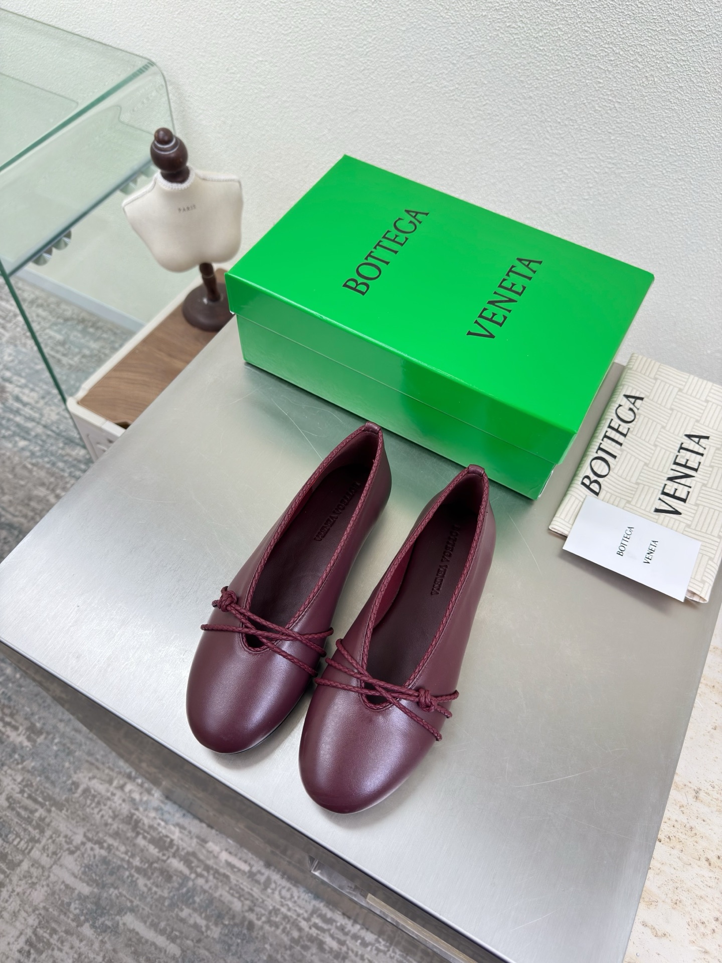 NO:706821,BV Rosa flat ballet shoes Knot decoration Brand family gene High-definition color matching BV Rosa ballet shoes Burgundy Lambskin Round leather lace Inlaid shoe collar Single shoe series Flat design Soft and comfortable Built-in feet Cloud-like comfort Hand-woven lace Inlaid shoe collar Super soft and comfortable This classic style is simply bv’s latest ceiling Colorful and versatile mm strips Shoe collar inlay Hand-woven High-end and comfortable Fabric made of high-quality lambskin Hand-woven  The foot-padding sheepskin lining is comfortable and high-end. The outsole is made of Italian genuine leather outsole & injection molded rubber process. Light dyeing process is used to match the standard. Original packaging is used. The shoe bag is printed with rubber logo process. The most high-end in the market. Hot melt glue is used to shape the toe and heel. It is easy to rebound and does not deform. Italian computer sewing machine is used for the upper stitching. Fine workmanship. Original packaging is used. Treat customers sincerely. 35 36 37 38 39 40 41 42  (40 41 42 customized),ballet shoes,bottega veneta,sheepskin,Leather soles19860909BV Rosa 平底芭蕾舞鞋 结绳装饰 品牌家族基因 高定配色 BV Rosa 芭蕾舞鞋 酒红色 小羊皮 圆皮花边 镶嵌鞋口 单鞋系列 平底设计 柔软舒适 内置垫脚 云朵般舒适 手工编织花边 镶嵌鞋口 超级柔软舒适  这款经典款 简直bv最新天花板啦 彩色百搭  毫米抽条 鞋口镶嵌  手工编织而成 高档舒适 面料选用优质小羊皮 手工编织而成  垫脚羊皮内里舒适高端 大底选用意大利真皮大底&注塑橡胶工艺 运用轻染工艺 对标对版 选用原版包装 鞋子布袋采用印胶logo工艺 市场最高端 采用热熔胶定型鞋头 后跟 易回弹不变形  鞋面车线选用意大利电脑针车 做工精细 选用原版包装 真心对待客人 35 36 37 38 39 40 41 42 （40 41 42 定制）,芭蕾舞鞋,bottega veneta,sheepskin,Leather soles,Women's Shoes