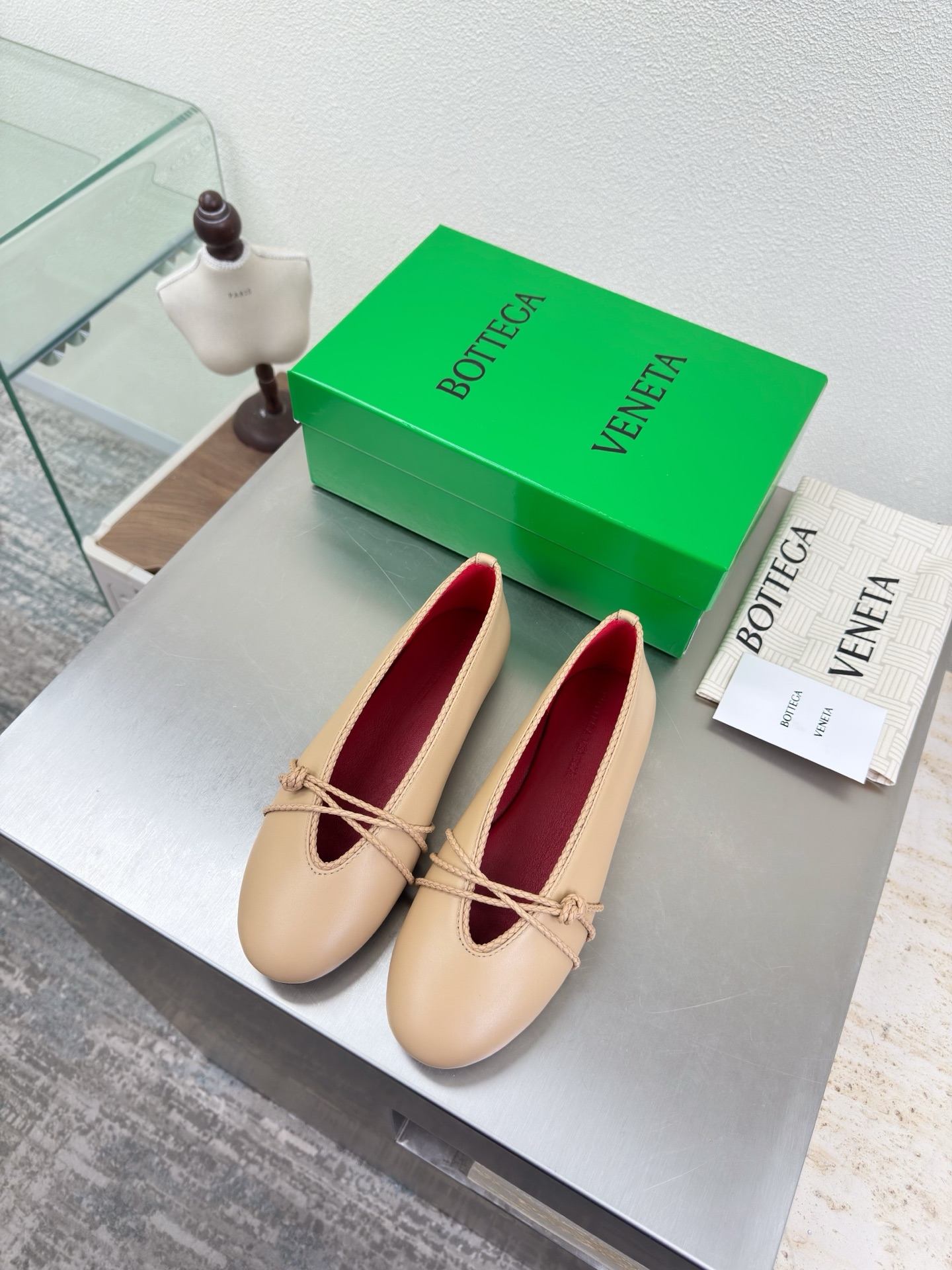 NO:706825,BV Rosa flat ballet shoes Knot decoration Brand family gene High-definition color matching BV Rosa ballet shoes Apricot lambskin Round leather lace Inlaid shoe collar Single shoe series Flat design Soft and comfortable Built-in feet Cloud-like comfort Hand-woven lace Inlaid shoe collar Super soft and comfortable This classic model is simply bv’s latest ceiling Colorful and versatile mm strips Shoe collar inlay Hand-woven High-end and comfortable Fabric made of high-quality lambskin Hand-woven  The foot-padding sheepskin lining is comfortable and high-end. The outsole is made of Italian genuine leather outsole & injection molded rubber process. Light dyeing process is used to match the standard. Original packaging is used. The shoe bag is printed with rubber logo process. The most high-end in the market. Hot melt glue is used to shape the toe and heel. It is easy to rebound and does not deform. Italian computer sewing machine is used for the upper stitching. Fine workmanship. Original packaging is used. Treat customers sincerely. 35 36 37 38 39 40 41 42  (40 41 42 customized),ballet shoes,bottega veneta,sheepskin,Leather soles19860909BV Rosa 平底芭蕾舞鞋 结绳装饰 品牌家族基因 高定配色 BV Rosa 芭蕾舞鞋 杏色 小羊皮 圆皮花边 镶嵌鞋口 单鞋系列 平底设计 柔软舒适 内置垫脚 云朵般舒适 手工编织花边 镶嵌鞋口 超级柔软舒适  这款经典款 简直bv最新天花板啦 彩色百搭  毫米抽条 鞋口镶嵌  手工编织而成 高档舒适 面料选用优质小羊皮 手工编织而成  垫脚羊皮内里舒适高端 大底选用意大利真皮大底&注塑橡胶工艺 运用轻染工艺 对标对版 选用原版包装 鞋子布袋采用印胶logo工艺 市场最高端 采用热熔胶定型鞋头 后跟 易回弹不变形  鞋面车线选用意大利电脑针车 做工精细 选用原版包装 真心对待客人 35 36 37 38 39 40 41 42 （40 41 42 定制）,芭蕾舞鞋,bottega veneta,sheepskin,Leather soles,Women's Shoes