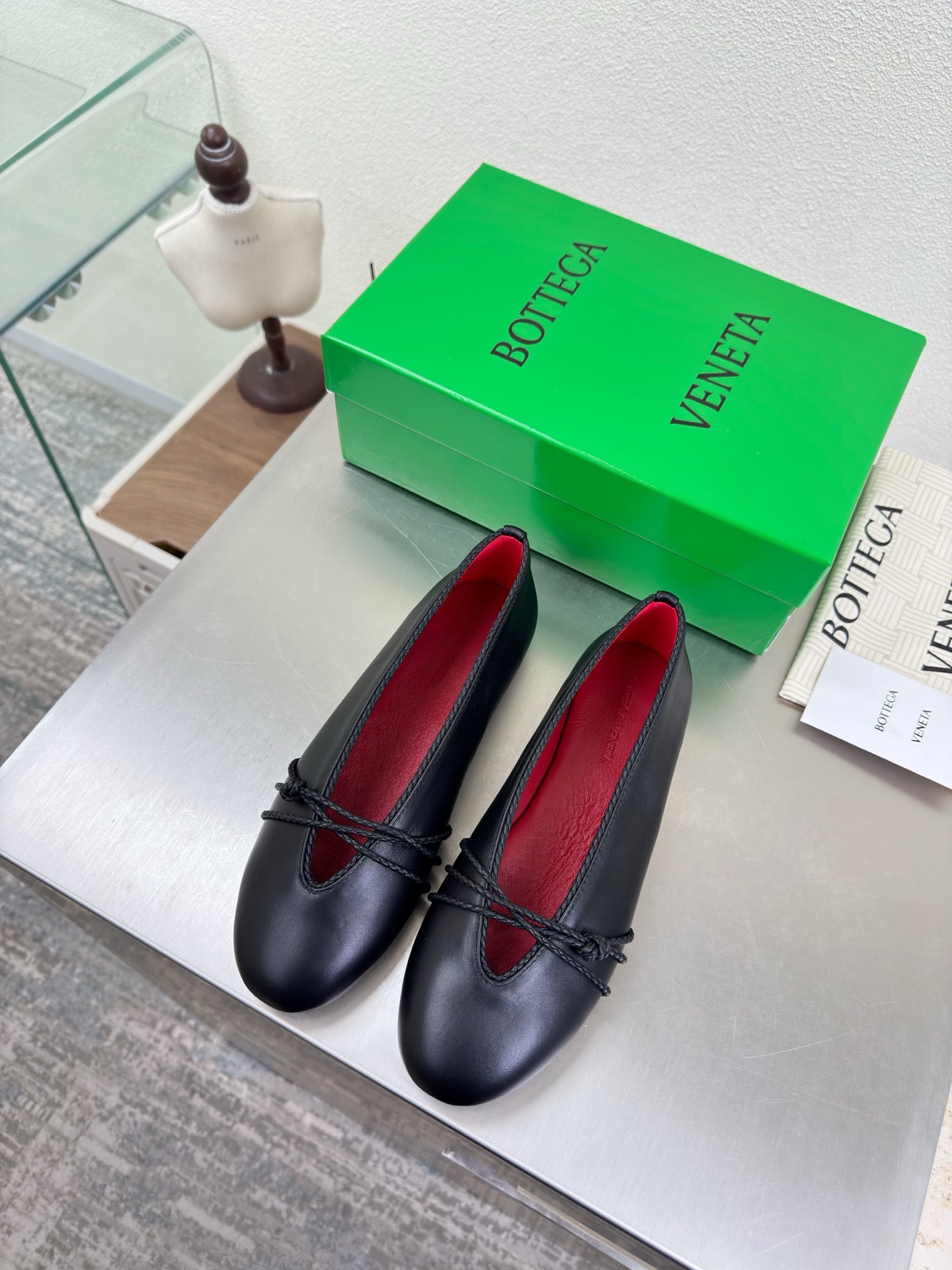 NO:706829,BV Rosa flat ballet shoes Knot decoration Brand family gene High-definition color matching BV Rosa ballet shoes Black lambskin Round leather lace Inlaid shoe collar Single shoe series Flat design Soft and comfortable Built-in feet Cloud-like comfort Hand-woven lace Inlaid shoe collar Super soft and comfortable This classic style is simply bv’s latest ceiling Colorful and versatile mm strips Shoe inlay Hand-woven High-end and comfortable Fabric made of high-quality lambskin Hand-woven  The foot-padding sheepskin lining is comfortable and high-end. The outsole is made of Italian genuine leather outsole & injection molded rubber process. Light dyeing process is used to match the standard. Original packaging is used. The shoe bag is printed with rubber logo process. The most high-end in the market. Hot melt glue is used to shape the toe and heel. It is easy to rebound and does not deform. Italian computer sewing machine is used for the upper stitching. Fine workmanship. Original packaging is used. Treat customers sincerely. 35 36 37 38 39 40 41 42  (40 41 42 customized),ballet shoes,bottega veneta,sheepskin,Leather soles19860909BV Rosa 平底芭蕾舞鞋 结绳装饰 品牌家族基因 高定配色 BV Rosa 芭蕾舞鞋 黑色 小羊皮 圆皮花边 镶嵌鞋口 单鞋系列 平底设计 柔软舒适 内置垫脚 云朵般舒适 手工编织花边 镶嵌鞋口 超级柔软舒适  这款经典款 简直bv最新天花板啦 彩色百搭  毫米抽条 鞋口镶嵌  手工编织而成 高档舒适 面料选用优质小羊皮 手工编织而成  垫脚羊皮内里舒适高端 大底选用意大利真皮大底&注塑橡胶工艺 运用轻染工艺 对标对版 选用原版包装 鞋子布袋采用印胶logo工艺 市场最高端 采用热熔胶定型鞋头 后跟 易回弹不变形  鞋面车线选用意大利电脑针车 做工精细 选用原版包装 真心对待客人 35 36 37 38 39 40 41 42 （40 41 42 定制）,芭蕾舞鞋,bottega veneta,sheepskin,Leather soles,Women's Shoes