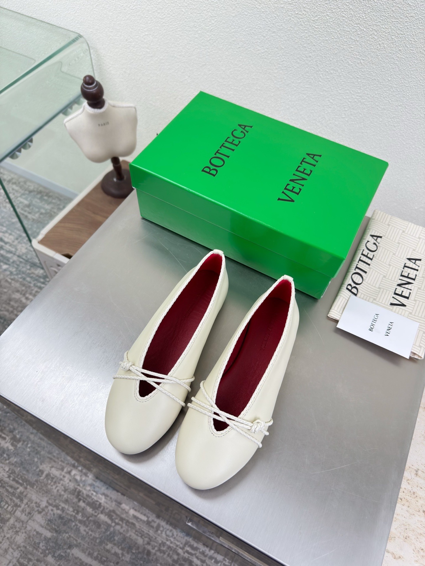 NO:706830,BV Rosa flat ballet shoes Knot decoration Brand family gene High-definition color matching BV Rosa ballet shoes Off-white Lambskin Round leather lace Inlaid shoe collar Single shoe series Flat design Soft and comfortable Built-in feet Cloud-like comfort Hand-woven lace Inlaid shoe collar Super soft and comfortable This classic model is simply bv’s latest ceiling Colorful and versatile mm strips Shoe inlay Hand-woven High-end and comfortable Fabric made of high-quality lambskin Hand-woven  The foot-padding sheepskin lining is comfortable and high-end. The outsole is made of Italian genuine leather outsole & injection molded rubber process. Light dyeing process is used to match the standard. Original packaging is used. The shoe bag is printed with rubber logo process. The most high-end in the market. Hot melt glue is used to shape the toe and heel. It is easy to rebound and does not deform. Italian computer sewing machine is used for the upper stitching. Fine workmanship. Original packaging is used. Treat customers sincerely. 35 36 37 38 39 40 41 42  (40 41 42 customized),ballet shoes,bottega veneta,sheepskin,Leather soles19860909BV Rosa 平底芭蕾舞鞋 结绳装饰 品牌家族基因 高定配色 BV Rosa 芭蕾舞鞋 米白 小羊皮 圆皮花边 镶嵌鞋口 单鞋系列 平底设计 柔软舒适 内置垫脚 云朵般舒适 手工编织花边 镶嵌鞋口 超级柔软舒适  这款经典款 简直bv最新天花板啦 彩色百搭  毫米抽条 鞋口镶嵌  手工编织而成 高档舒适 面料选用优质小羊皮 手工编织而成  垫脚羊皮内里舒适高端 大底选用意大利真皮大底&注塑橡胶工艺 运用轻染工艺 对标对版 选用原版包装 鞋子布袋采用印胶logo工艺 市场最高端 采用热熔胶定型鞋头 后跟 易回弹不变形  鞋面车线选用意大利电脑针车 做工精细 选用原版包装 真心对待客人 35 36 37 38 39 40 41 42 （40 41 42 定制）,芭蕾舞鞋,bottega veneta,sheepskin,Leather soles,Women's Shoes