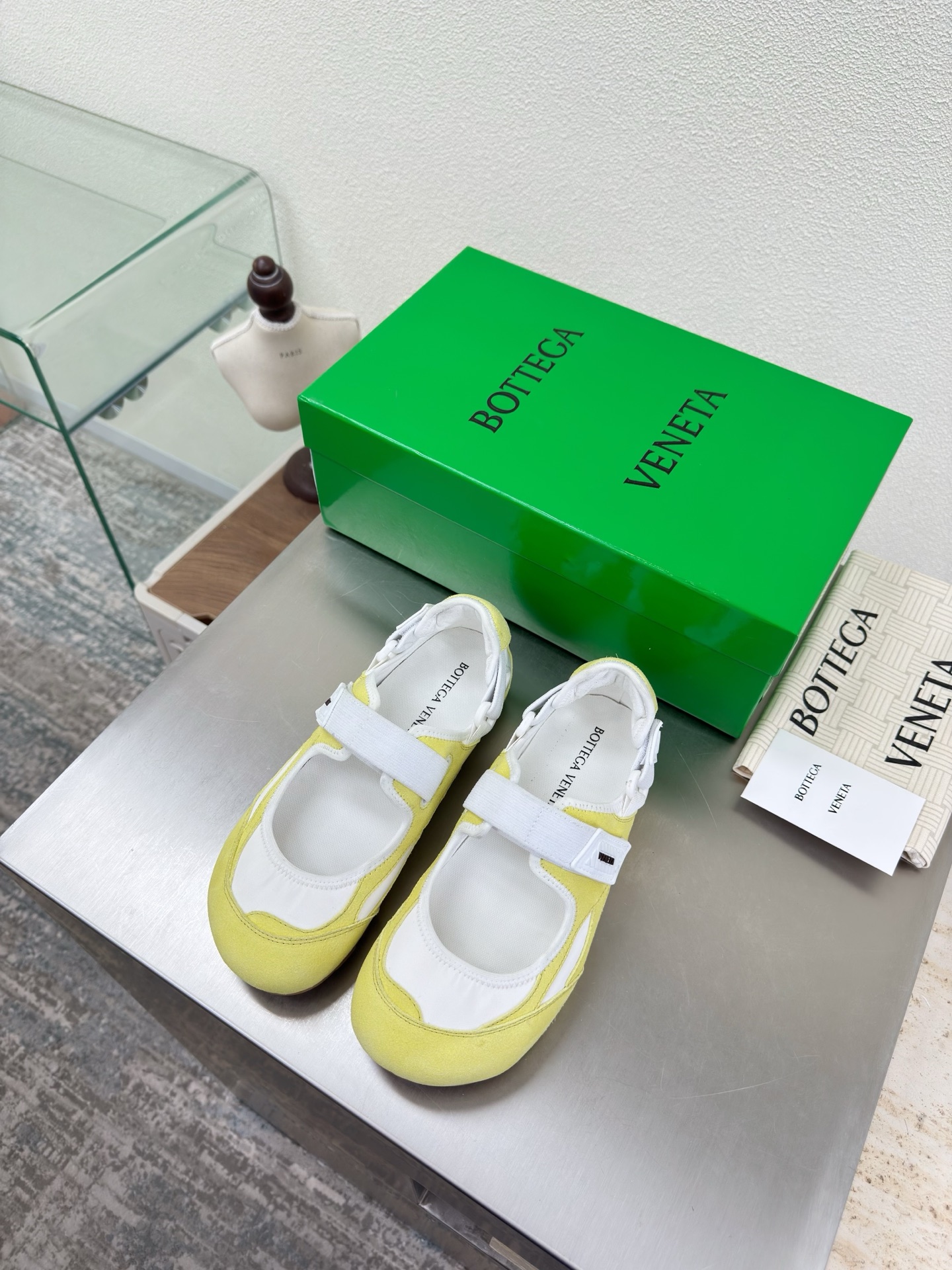 NO:706831,Mary Jane BV Orbit Flash sneakers, lemon yellow, color matching series, high mercerized cow suede, original shoes purchased, matched color Runner sneakers, lambskin lining, with geometric pattern design, TPU rubber outsole, women's model, Wang Zha series, high version, look for the package technology, match the version, still show the slim legs, very nice, durable and durable, match the standard version, package shoe technology, look for the high version, the outsole adopts the color matching TPU suction mold process.  Women's model 35 36 37 38 39 40 41 (40 41 customization) (can accept customer's logo without refund and excellent price) equipped with original packaging, mary jane, bottega veneta, mary jane, sneakers, sheepskin19860909玛丽珍 BV Orbit Flash 运动鞋 柠檬黄 拼色系列 高丝光牛反绒皮 原版鞋购入 对色 Runner运动鞋, 小羊皮内里 搭配几何图案设计TPU 橡胶外底 女款  王炸系列 高版本 认准套包工艺 对版  还是一样显腿细 非常nice 耐玩耐造 对标对版 套包鞋工艺 认准高版本  大底选用拼色TPU吸模工艺 大底 女款 35 36 37 38 39 40 41（40 41定制） (可承接客人logo不退换价优) 配置原版包装,玛丽珍,bottega veneta,mary jane,sneakers,sheepskin,Women's Shoes