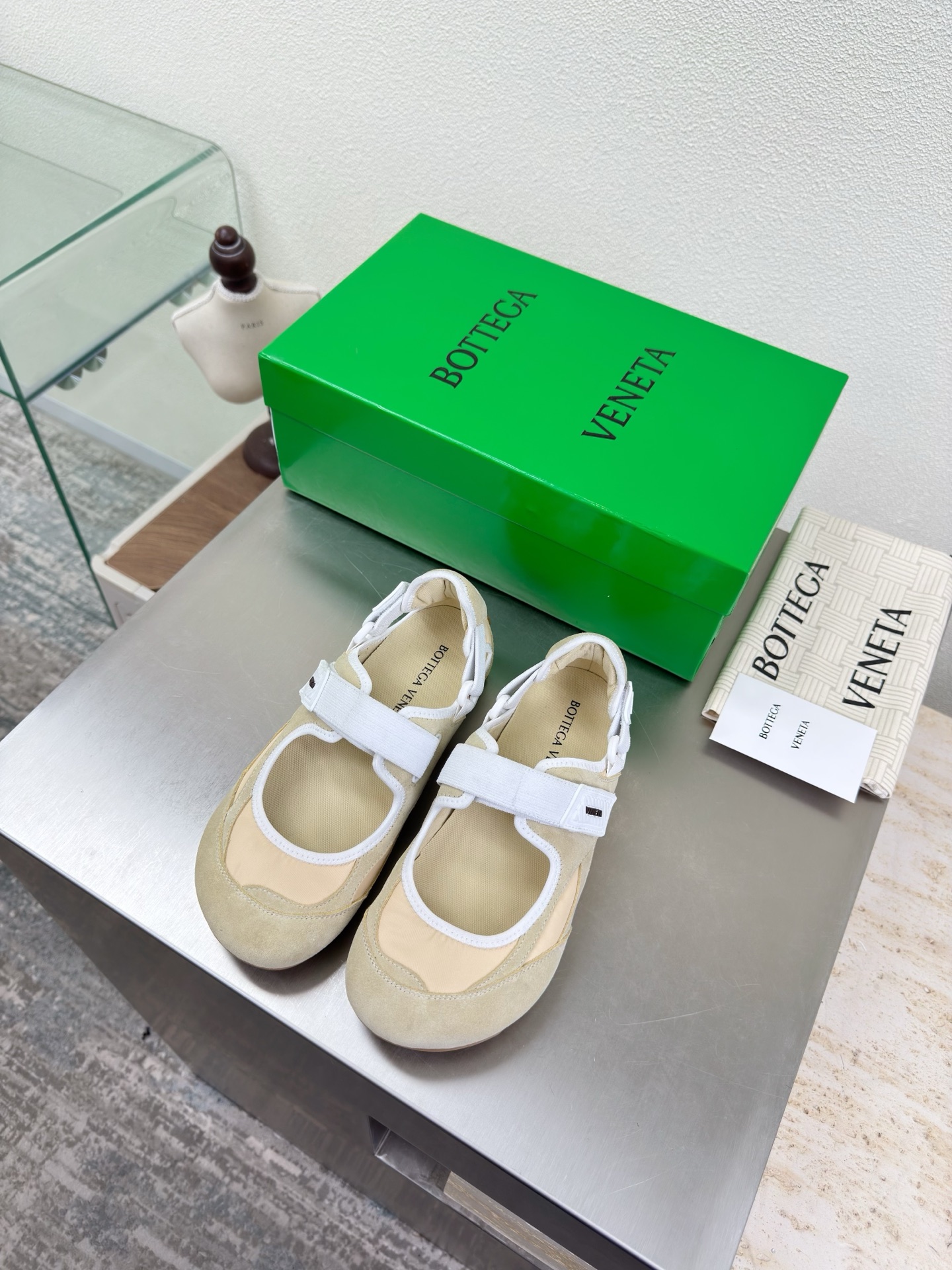 NO:706836,Mary Jane BV Orbit Flash sneakers, apricot, color matching series, high mercerized suede leather, purchased as original shoes, matched color Runner sneakers, lambskin lining, with geometric pattern design, TPU rubber outsole, women's model, Wang Zha series, high version, look for the package technology, match the version, still show slim legs, very nice, durable and durable, match the standard version, package shoe technology, look for the high version, the outsole adopts the color matching TPU suction mold process.  Women's model 35 36 37 38 39 40 41 (40 41 customization) (can accept customer's logo without refund and excellent price) equipped with original packaging, mary jane, bottega veneta, mary jane, sneakers, sheepskin19860909玛丽珍 BV Orbit Flash 运动鞋 杏色 拼色系列 高丝光牛反绒皮 原版鞋购入 对色 Runner运动鞋, 小羊皮内里 搭配几何图案设计TPU 橡胶外底 女款  王炸系列 高版本 认准套包工艺 对版  还是一样显腿细 非常nice 耐玩耐造 对标对版 套包鞋工艺 认准高版本  大底选用拼色TPU吸模工艺 大底 女款 35 36 37 38 39 40 41（40 41定制） (可承接客人logo不退换价优) 配置原版包装,玛丽珍,bottega veneta,mary jane,sneakers,sheepskin,Women's Shoes