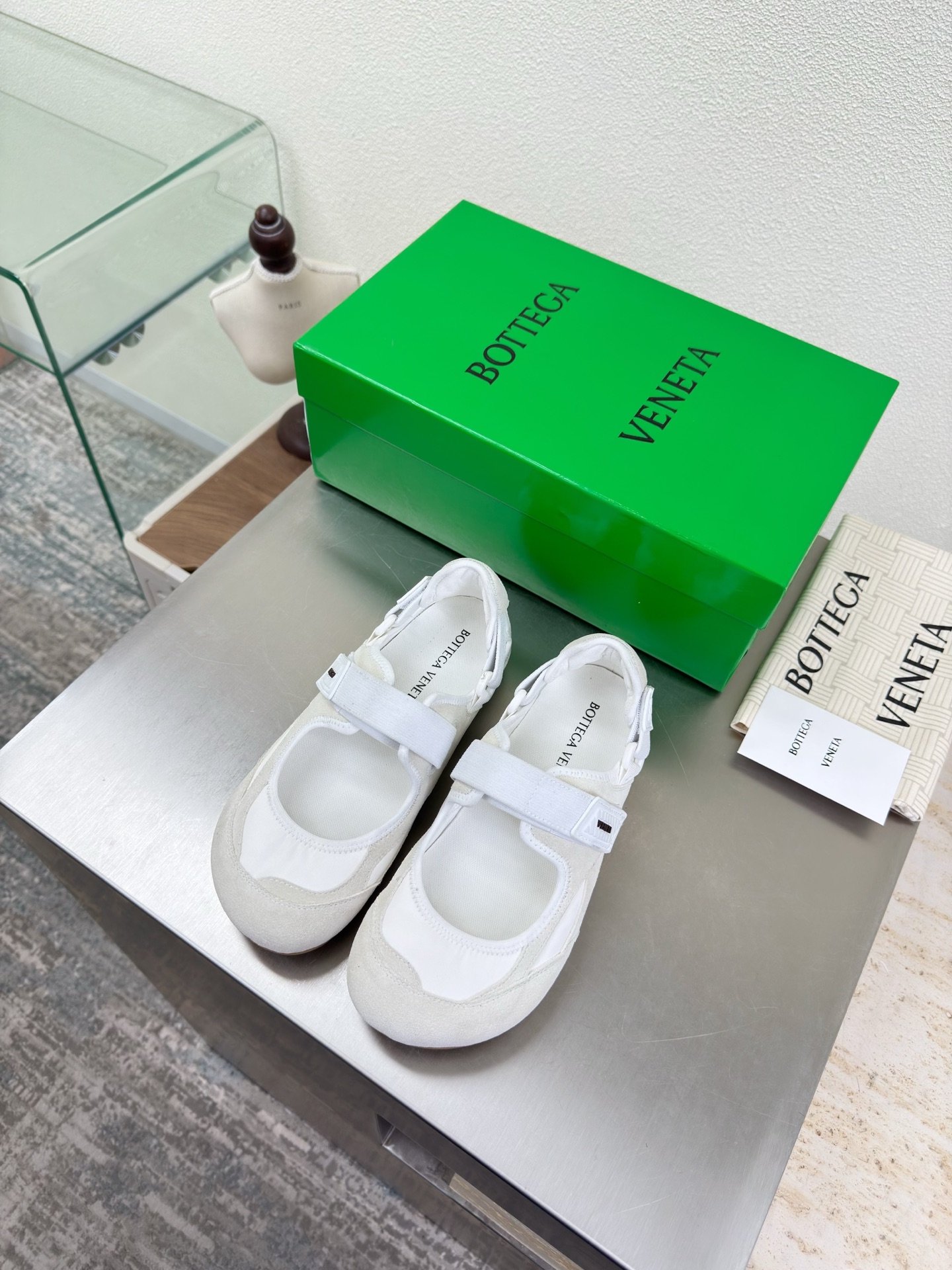 NO:706840,Mary Jane BV Orbit Flash sneakers, cement white, color matching series, high mercerized cow suede, original shoes bought, matched color Runner sneakers, lambskin lining, with geometric pattern design, TPU rubber outsole, women's model, Wang Zha series, high version, look for the package technology, match the version, still show the slim legs, very nice, durable and durable, match the standard version, package shoe technology, look for the high version, the outsole adopts the color matching TPU suction mold process.  Women's model 35 36 37 38 39 40 41 (40 41 customization) (can accept customer's logo without refund and excellent price) equipped with original packaging, mary jane, bottega veneta, mary jane, sneakers, sheepskin19860909玛丽珍 BV Orbit Flash 运动鞋 水泥白 拼色系列 高丝光牛反绒皮 原版鞋购入 对色 Runner运动鞋, 小羊皮内里 搭配几何图案设计TPU 橡胶外底 女款  王炸系列 高版本 认准套包工艺 对版  还是一样显腿细 非常nice 耐玩耐造 对标对版 套包鞋工艺 认准高版本  大底选用拼色TPU吸模工艺 大底 女款 35 36 37 38 39 40 41（40 41定制） (可承接客人logo不退换价优) 配置原版包装,玛丽珍,bottega veneta,mary jane,sneakers,sheepskin,Women's Shoes
