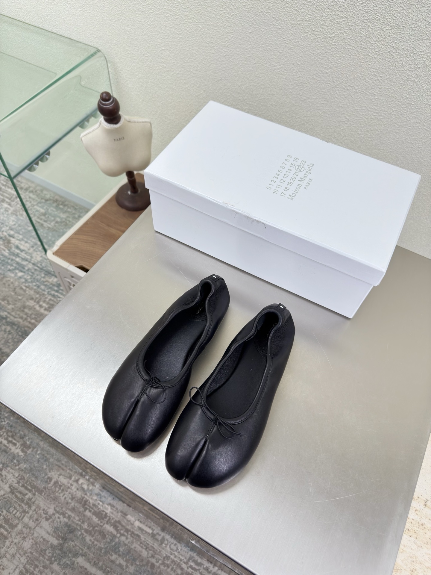 NO:706826,Ballet split-toe shoes MM6 are super comfortable, soft, flat bottom 1cm, same as the original leather outsole, black lambskin lining, lambskin MaisonMargiela Maison Margiela MM6 is coming!  It smells so good. It has a beautiful and colorful girly feel!   A fashion item not to be missed. Simple and stylish beauty. A must-have item. Fashionable age-reducing artifact. Casual and honest feeling. Simple and high-end design. Incorporates the unique logo of MM6. Satisfies daily life. Versatile for leisure and vacation. Really comfortable. Original consistent and comfortable genuine leather outsole. Split design. Original consistent material. Standard original order. Please look for our high-quality goods. 35 36 37 38 39 40 41 (40)  41 Customized), split-toe shoes, masion margiela, masion margiela, sheepskin, Leather soles19860909芭蕾舞分趾鞋 MM6 超级舒适 柔软 平底 1cm 原版一致 真皮大底 黑色 小羊皮 内里 小羊皮 MaisonMargiela 马吉拉 MM6 火爆来袭！太香了  靓丽多彩少女感扑面而来！  不容错过的时尚单品 简单又有格调的美 跑量扛把子  必入单品 时尚减龄神器 随性率真的感脚 简单高级的设计 融入MM6独有的标志 同时满足日常 休闲渡假 百搭 真心巴适 原版一致舒适真皮大底 分体设计  原版一致材料 对标原单 请认准咱家高货 35 36 37 38 39 40 41（40 41 定制）,分趾鞋,masion margiela,masion margiela,sheepskin,Leather soles,Women's Shoes