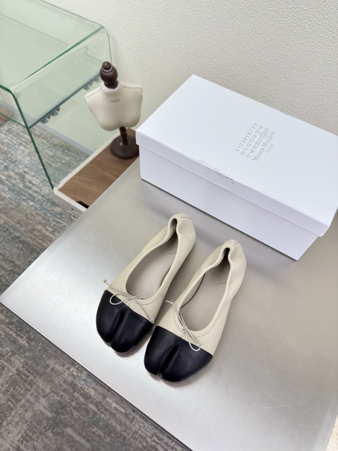 NO:706827,Ballet split-toe shoes MM6 are super comfortable, soft, flat sole, 1cm, same as the original leather outsole, black and white, lambskin lining, lambskin MaisonMargiela Maison Margiela MM6 is coming!  It smells so good. It has a beautiful and colorful girly feel!   A fashion item not to be missed. Simple and stylish beauty. A must-have item. Fashionable age-reducing artifact. Casual and honest feeling. Simple and high-end design. Incorporates the unique logo of MM6. Satisfies daily life. Versatile for leisure and vacation. Really comfortable. Original consistent and comfortable genuine leather outsole. Split design. Original consistent material. Standard original order. Please look for our high-quality goods. 35 36 37 38 39 40 41 (40)  41 Customized), split-toe shoes, masion margiela, masion margiela, sheepskin, Leather soles19860909芭蕾舞分趾鞋 MM6 超级舒适 柔软 平底 1cm 原版一致 真皮大底 黑白色 小羊皮 内里 小羊皮 MaisonMargiela 马吉拉 MM6 火爆来袭！太香了  靓丽多彩少女感扑面而来！  不容错过的时尚单品 简单又有格调的美 跑量扛把子  必入单品 时尚减龄神器 随性率真的感脚 简单高级的设计 融入MM6独有的标志 同时满足日常 休闲渡假 百搭 真心巴适 原版一致舒适真皮大底 分体设计  原版一致材料 对标原单 请认准咱家高货 35 36 37 38 39 40 41（40 41 定制）,分趾鞋,masion margiela,masion margiela,sheepskin,Leather soles,Women's Shoes