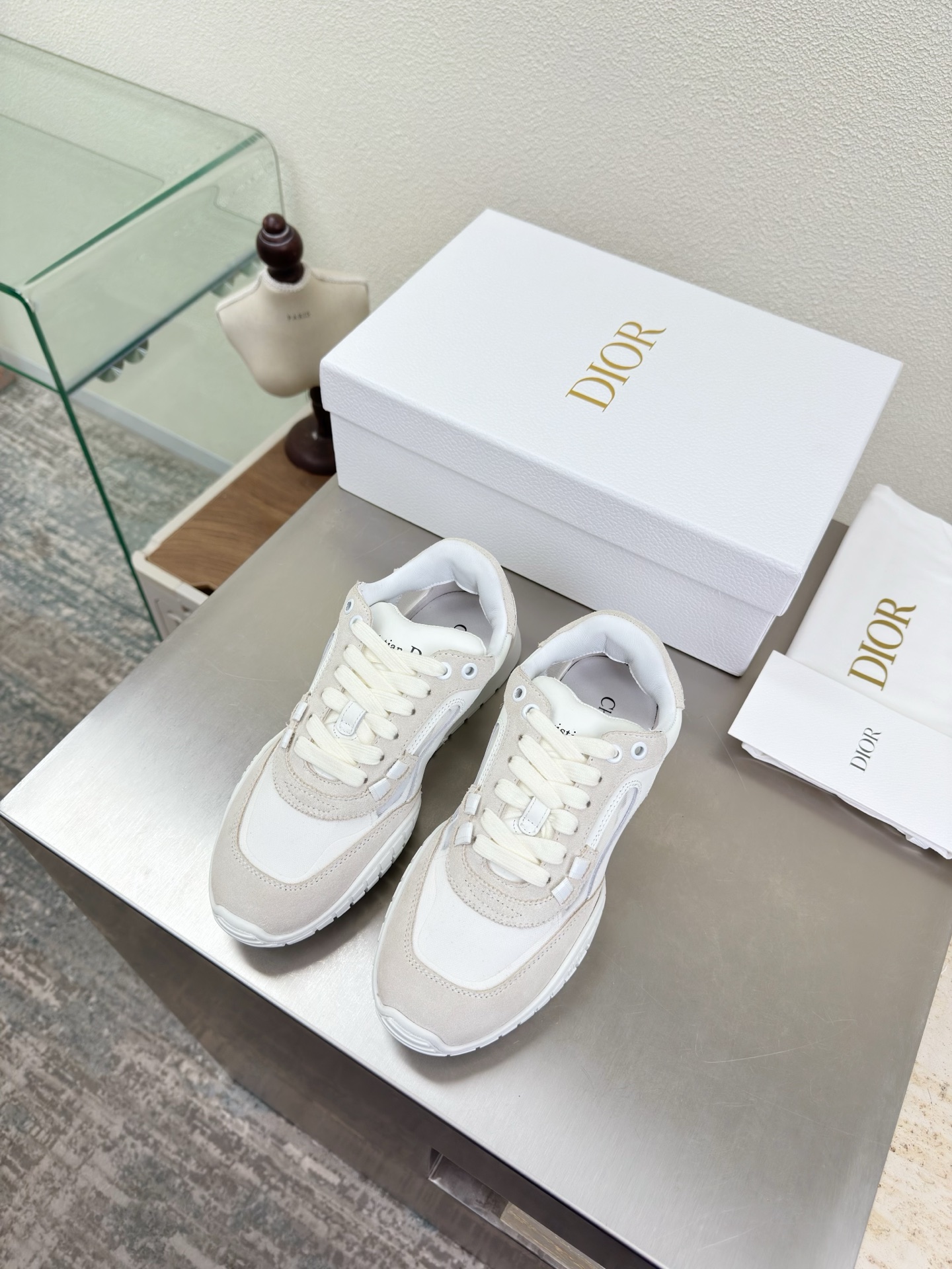 NO:707447,Dior breathable mesh sports shoes off-white Brand logo webbing series of shoes Men's 10 The brand logo is full of texture The shoe shape is upgraded to the ultimate foot feel Super beautiful This year's essential fashion item D-DOLL series of classic pearl accessories are fashionable and versatile, full of girly feeling More than a little bit happy One-piece outsole Printed with the brand logo, decorated with a little bit of fashion. Sheepskin feet and lining Color selection Italian original outsole Gilded code number  Women's 35 36 37 38 39 40 41 Men's 39 40 41 42 43 44 45 (40 41 42 customized size) Comes with original packaging, casual shoes/sports shoes, dior, sneakers, sheepskin19860909Dior透气网料 运动鞋 米白 品牌logo织带 系列单鞋  男款10 品牌 logo质感满满 鞋型升级到极致脚感 超级美 今年必不可少的时尚单品 D-DOLL系列经典珍珠配饰时髦又百搭,少女感十足 欣喜不止一点点  一体成型大底 印有品牌logo,装饰搭配有一点点小时装.  羊皮垫脚和内里  颜色选择 意大利原版大底 鎏金 码数 女款 35 36 37 38 39 40 41  男款 39 40 41 42 43 44 45 （40 41 42定做码数） 配原版包装,休闲鞋/运动鞋,dior,sneakers,sheepskin,Women's Shoes