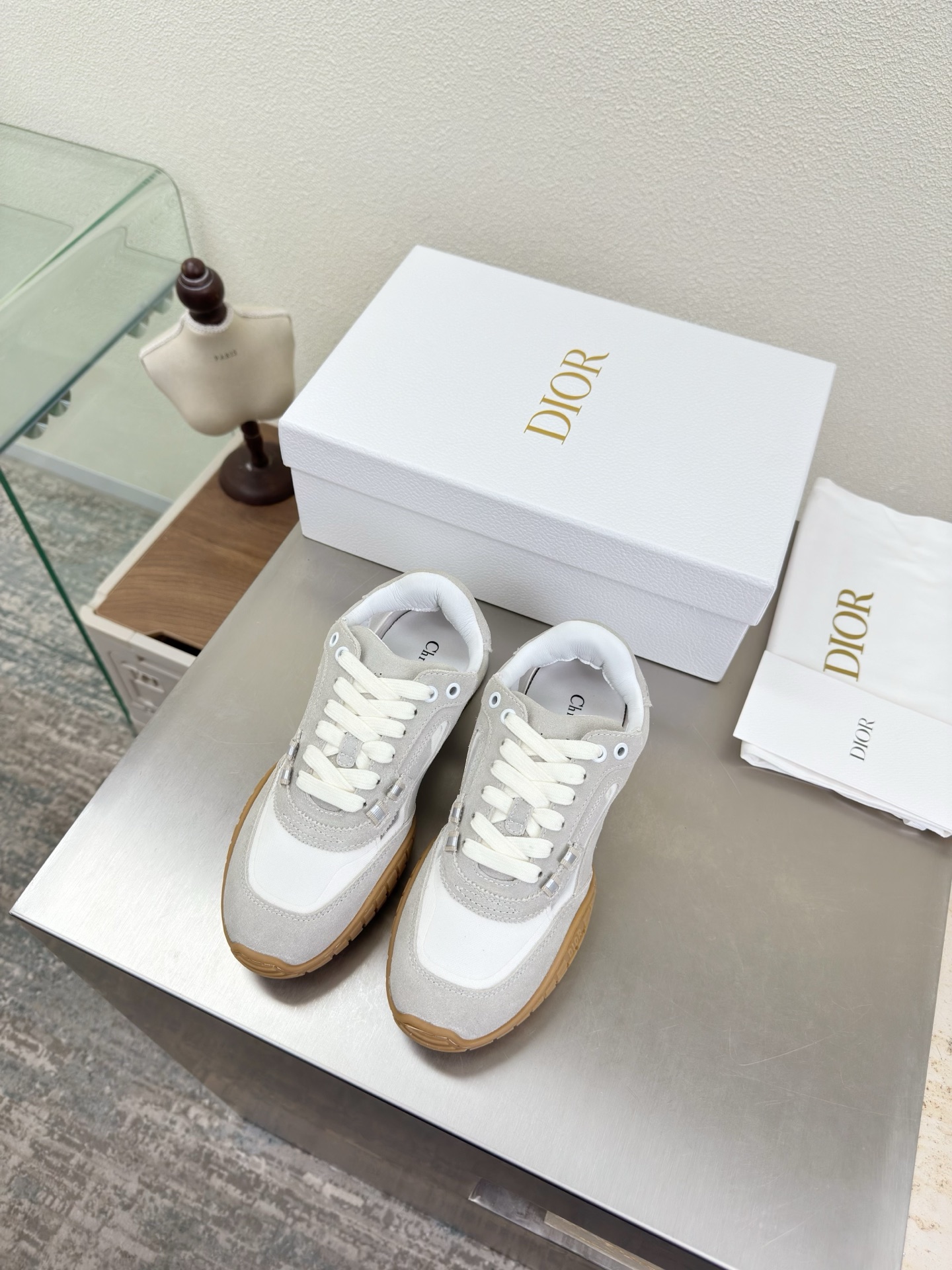 NO:707450,Dior breathable mesh sneakers, gray and white, brand logo webbing series of shoes, men's 10, full of brand logo texture, shoe shape upgraded to the ultimate foot feel, super beautiful, this year's essential fashion item D-DOLL series of classic pearl accessories are fashionable and versatile, full of girly feel, more than a little bit happy. One-piece outsole printed with brand logo, decorated with a little bit of fashion. Sheepskin feet and lining color selection, Italian original outsole, gilt code number  Women's 35 36 37 38 39 40 41 Men's 39 40 41 42 43 44 45 (40 41 42 customized size) Comes with original packaging, casual shoes/sports shoes, dior, sneakers, sheepskin19860909Dior透气网料 运动鞋 灰白 品牌logo织带 系列单鞋  男款10 品牌 logo质感满满 鞋型升级到极致脚感 超级美 今年必不可少的时尚单品 D-DOLL系列经典珍珠配饰时髦又百搭,少女感十足 欣喜不止一点点  一体成型大底 印有品牌logo,装饰搭配有一点点小时装.  羊皮垫脚和内里  颜色选择 意大利原版大底 鎏金 码数 女款 35 36 37 38 39 40 41  男款 39 40 41 42 43 44 45 （40 41 42定做码数） 配原版包装,休闲鞋/运动鞋,dior,sneakers,sheepskin,Women's Shoes