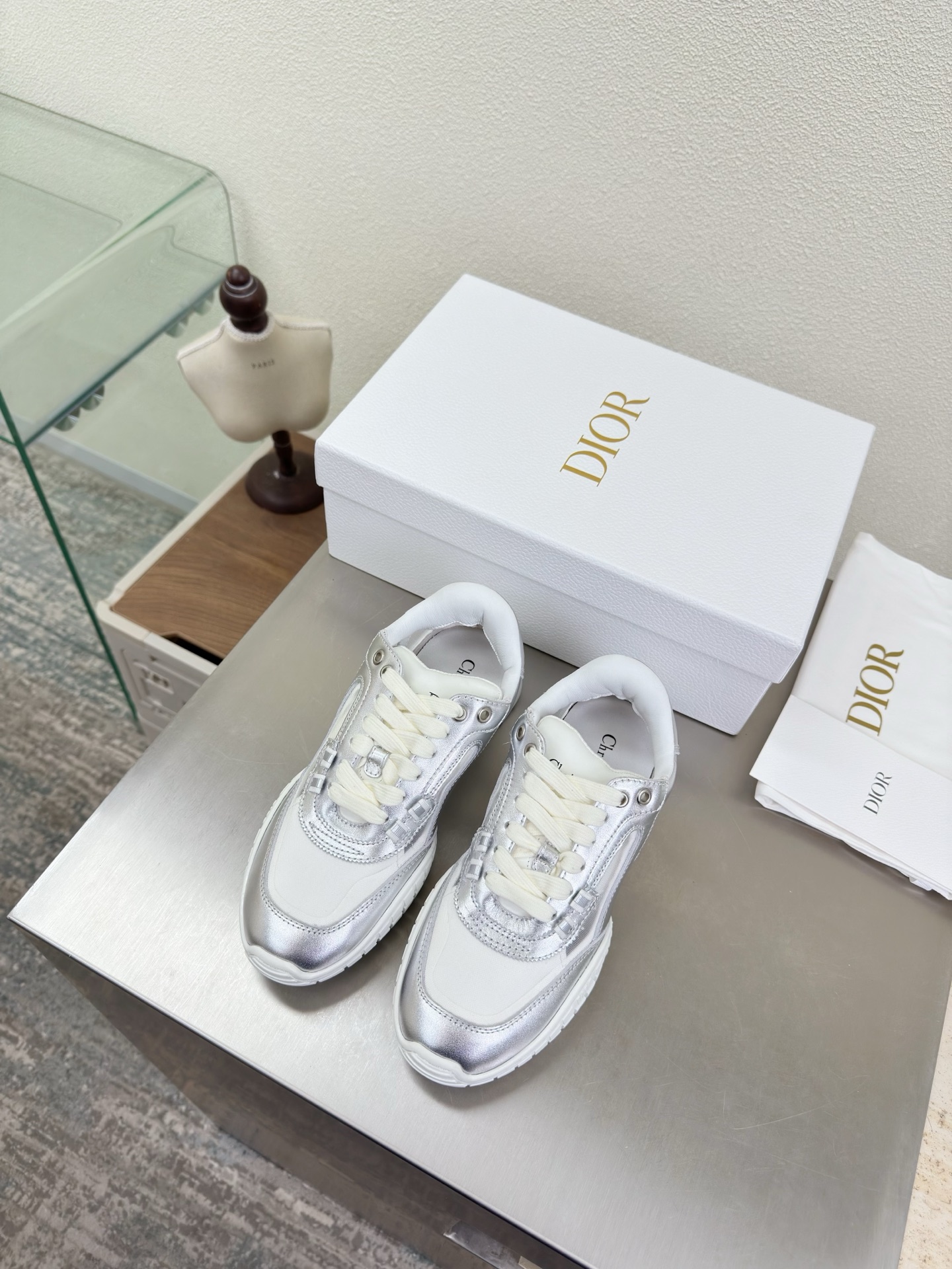 NO:707457,Dior Breathable Mesh Sports Shoes Silver Brand Logo Web Series Shoes Men's 10 Full Brand Logo Texture Upgraded Shoe Shape to Ultimate Foot Feel Super Beautiful This Year's Essential Fashion Item D-DOLL Series Classic Pearl Accessories Fashionable and Versatile, Full of Girly Feel More Than a Little Joy One-piece Outsole Printed with brand logo, decorated with a little bit of fashion. Sheepskin foot pads and lining Color selection Original Italian outsole Gilded code number  Women's 35 36 37 38 39 40 41 Men's 39 40 41 42 43 44 45 (40 41 42 customized size) Comes with original packaging, casual shoes/sports shoes, dior, sneakers, sheepskin19860909Dior透气网料 运动鞋 银色  品牌logo织带 系列单鞋  男款10 品牌 logo质感满满 鞋型升级到极致脚感 超级美 今年必不可少的时尚单品 D-DOLL系列经典珍珠配饰时髦又百搭,少女感十足 欣喜不止一点点  一体成型大底 印有品牌logo,装饰搭配有一点点小时装.  羊皮垫脚和内里  颜色选择 意大利原版大底 鎏金 码数 女款 35 36 37 38 39 40 41  男款 39 40 41 42 43 44 45 （40 41 42定做码数） 配原版包装,休闲鞋/运动鞋,dior,sneakers,sheepskin,Women's Shoes