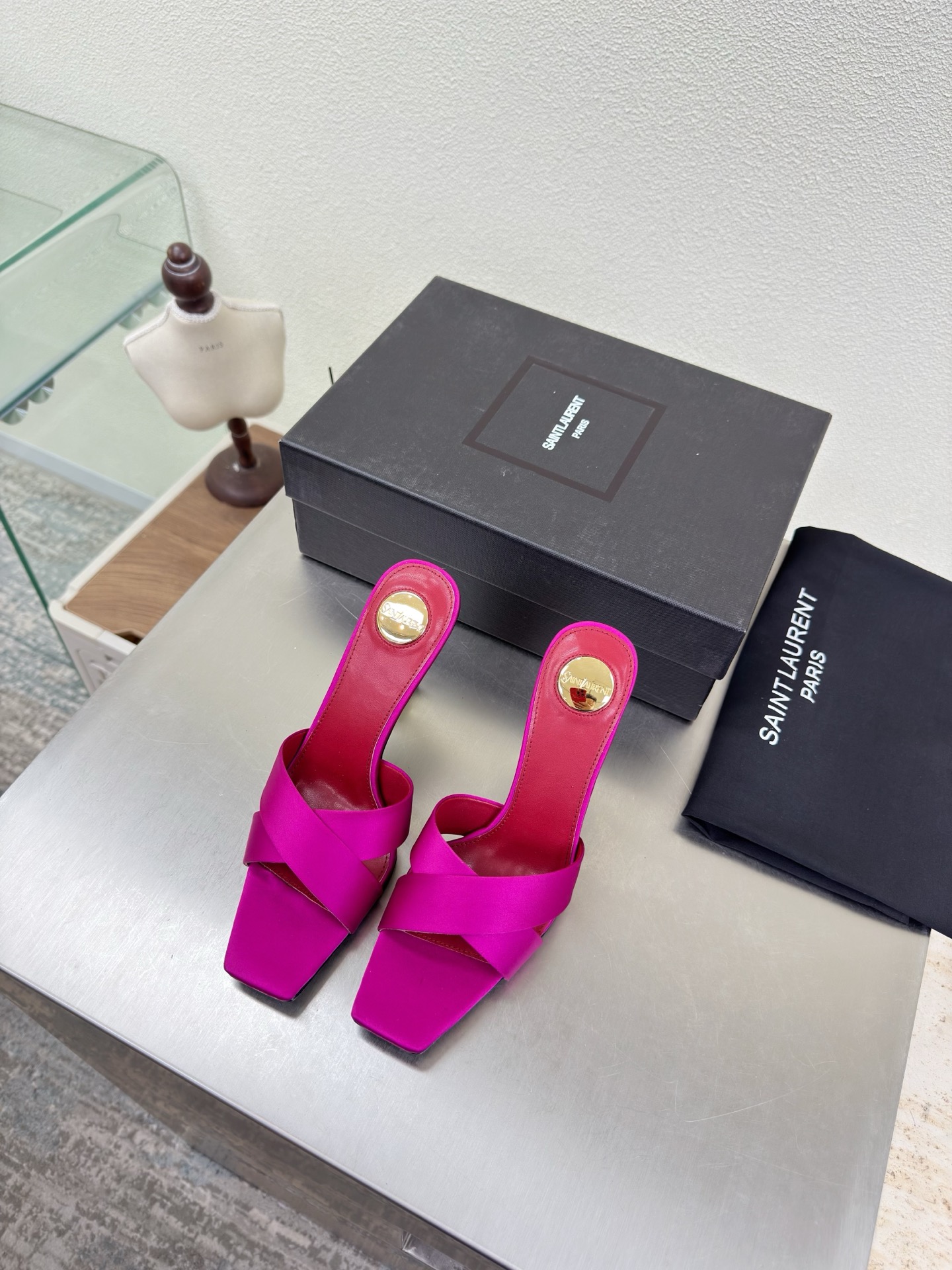 NO:707437,YSL metal heel cross-strap slippers 10.5 cm heel height Yvette Saint Laurent Saint Laurent logo Exquisite high heel Rose red silk material The poplar forest that understands women's hearts best Beautiful shoes with no dead ends Support your aura Noble temperament Imported sheepskin lining Fits your feet Comfortable Italian imported genuine leather outsole Size 35 36 37 38 39 40 41 42 (40 41 42  Order) with counter packaging, high heels and slippers, saint laurent, saint laurent, saint laurent, high heels, slippers, sheepskin, real silk, Leather soles19860909YSL 金属跟 交叉带拖鞋 10.5 cm 跟高 Yvette Saint Laurent圣罗兰logo 精致高跟  玫红色真丝材质 最懂女人心的杨树林 无死角的美鞋 撑起气场 气质高贵  进口羊皮内里 贴脚 舒适 意大利进口真皮大底  码数35 36 37 38 39 40 41 42 （40 41 42 订） 配专柜包装,高跟鞋拖鞋,saint laurent,saint laurent,saint laurent,high heels,slippers,sheepskin,real silk,Leather soles,Women's Shoes