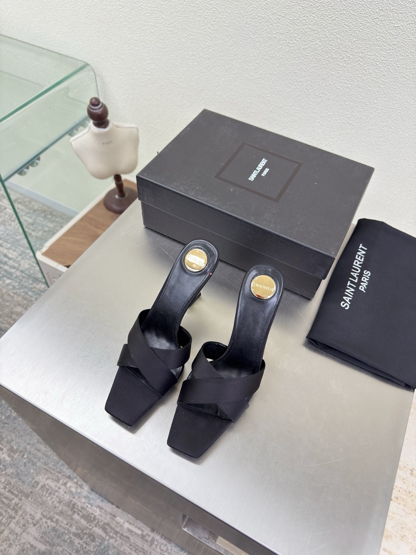 NO:707439,YSL metal heel cross-strap slippers 10.5 cm heel height Yvette Saint Laurent Saint Laurent logo Exquisite high heels Black silk material The poplar forest that understands women's hearts best Beautiful shoes with no dead ends Support aura Noble temperament Imported sheepskin lining Fits the feet Comfortable Italian imported genuine leather outsole Size 35 36 37 38 39 40 41 42 (40 41 42  Order) with counter packaging, high heels and slippers, saint laurent, saint laurent, saint laurent, high heels, slippers, sheepskin, real silk, Leather soles19860909YSL 金属跟 交叉带拖鞋 10.5 cm 跟高 Yvette Saint Laurent圣罗兰logo 精致高跟  黑色真丝材质 最懂女人心的杨树林 无死角的美鞋 撑起气场 气质高贵  进口羊皮内里 贴脚 舒适 意大利进口真皮大底  码数35 36 37 38 39 40 41 42 （40 41 42 订） 配专柜包装,高跟鞋拖鞋,saint laurent,saint laurent,saint laurent,high heels,slippers,sheepskin,real silk,Leather soles,Women's Shoes