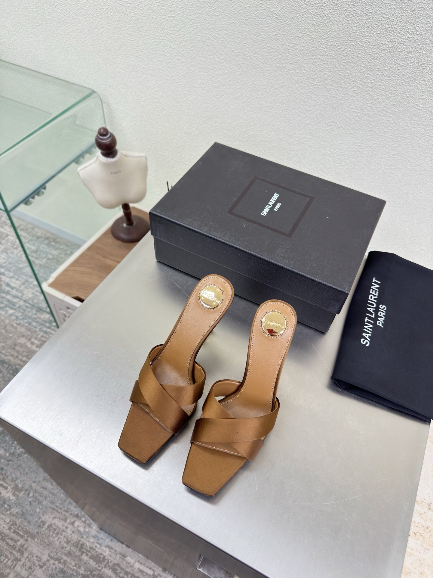 NO:707444,YSL metal heel cross-strap slippers 10.5 cm heel height Yvette Saint Laurent Saint Laurent logo Exquisite high heel Champagne gold silk material Poplar forest that understands women's hearts best Beautiful shoes with no dead ends Support your aura Noble temperament Imported sheepskin lining Fits your feet Comfortable Italian imported genuine leather outsole Size 35 36 37 38 39 40 41 42 (40 41 42  Order) with counter packaging, high heels and slippers, saint laurent, saint laurent, saint laurent, high heels, slippers, sheepskin, real silk, Leather soles19860909YSL 金属跟 交叉带拖鞋 10.5 cm 跟高 Yvette Saint Laurent圣罗兰logo 精致高跟  香槟金真丝材质 最懂女人心的杨树林 无死角的美鞋 撑起气场 气质高贵  进口羊皮内里 贴脚 舒适 意大利进口真皮大底  码数35 36 37 38 39 40 41 42 （40 41 42 订） 配专柜包装,高跟鞋拖鞋,saint laurent,saint laurent,saint laurent,high heels,slippers,sheepskin,real silk,Leather soles,Women's Shoes