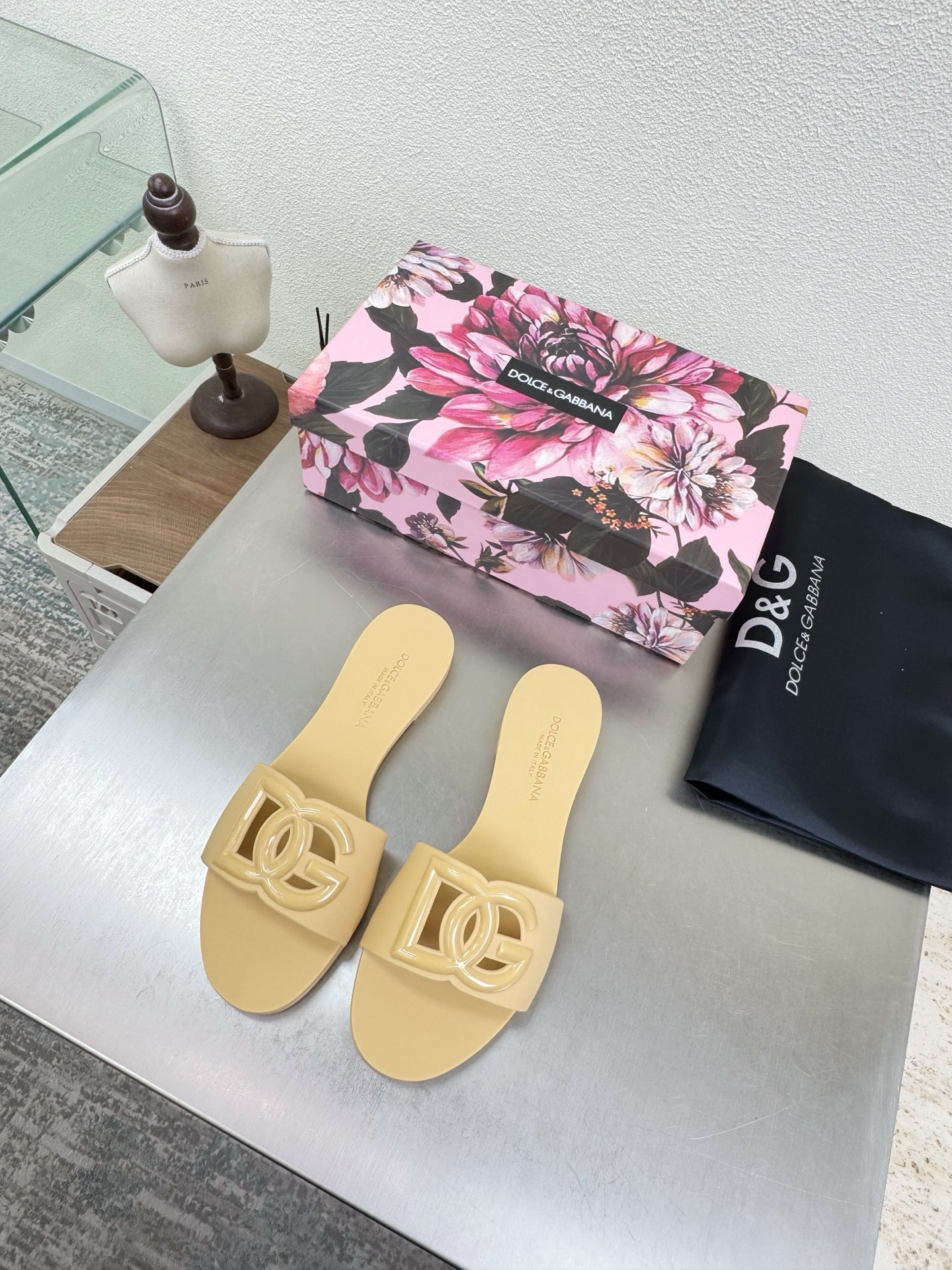 NO:707453,Dolce & Gabbana one-piece slippers D&G apricot & blue refreshing asymmetric toe design so special! Dolce & Gabbana original version consistent material line pattern, visible sense of high-end, non-market currency ratio DG Dolce & Gabbana show direct hit, updated simultaneously Dolce & Gabbana's design always combines classicism and modern style and is creative and romantic Baroque style Baroque palace style TPU material Dolce  &Gabbana 35 36 37 38 39 40 41 (40 41 customized) with original packaging, slippers, Dolce&Gabbana, Dolce&Gabbana, Dolce&Gabbana, slippers19860909杜嘉班纳 一体成型 拖鞋 D&G 杏色&蓝色 耳目一新的不对成鞋头设计 太特别啦! 杜嘉班纳(Dolce&Gabbana)原版一致材质 线条 版型,看得到的高级感,非市场通货口比 DG杜嘉班纳秀场直击,同步更新 杜嘉班纳的设计总是结合古典主义与现代风格并具备创意、浪漫 巴洛克风格巴洛克宫廷风 TPU材质  Dolce &Gabbana  35 36 37 38 39 40 41 (40 41 定制)  配置原版包装,拖鞋,Dolce&Gabbana,Dolce&Gabbana,Dolce&Gabbana,slippers,Women's Shoes