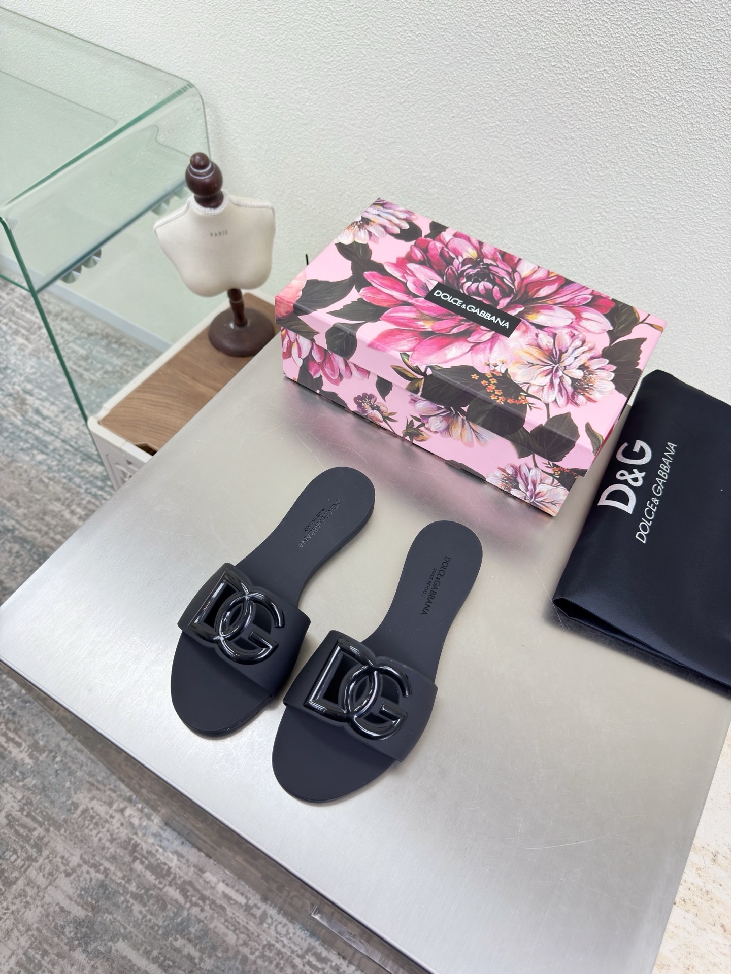 NO:707461,Dolce & Gabbana one-piece slippers D&G black Refreshing asymmetrical toe design, so special! Dolce & Gabbana's original version is made of the same material, lines and styles, visible sense of high-end, non-market currency ratio DG Dolce & Gabbana show direct hit, updated simultaneously Dolce & Gabbana's design always combines classicism and modern style and is creative and romantic Baroque style Baroque palace style TPU material Dolce  &Gabbana 35 36 37 38 39 40 41 (40 41 customized) with original packaging, slippers, Dolce&Gabbana, Dolce&Gabbana, Dolce&Gabbana, slippers19860909杜嘉班纳 一体成型 拖鞋 D&G 黑色 耳目一新的不对成鞋头设计 太特别啦! 杜嘉班纳(Dolce&Gabbana)原版一致材质 线条 版型,看得到的高级感,非市场通货口比 DG杜嘉班纳秀场直击,同步更新 杜嘉班纳的设计总是结合古典主义与现代风格并具备创意、浪漫 巴洛克风格巴洛克宫廷风 TPU材质  Dolce &Gabbana  35 36 37 38 39 40 41 (40 41 定制)  配置原版包装,拖鞋,Dolce&Gabbana,Dolce&Gabbana,Dolce&Gabbana,slippers,Women's Shoes