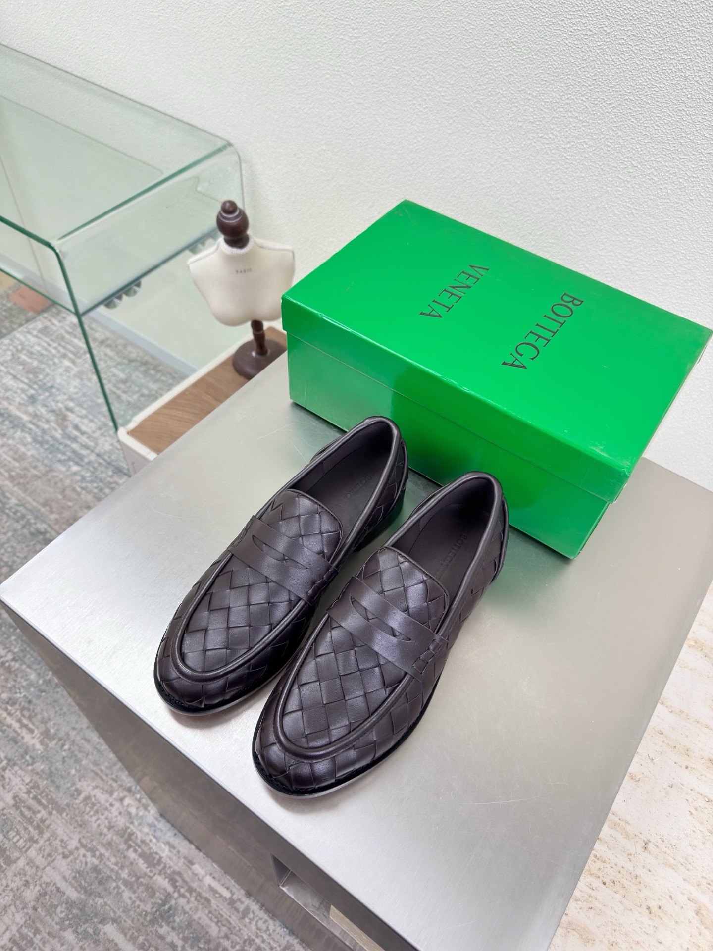 NO:707441,Loafers Genuine leather hand-woven BV Knot series Brown sheepskin Men's and women's (customized for women) woven This classic model is simply BV's latest ceiling Genuine leather Hand-woven Versatile Simple piece of leather with 15 mm strips Hand-woven High-end and comfortable The fabric is made of high-quality lambskin The foot pads are lined with sheepskin, which is comfortable and high-end  The most high-end product in the market. Hot melt glue is used to shape the toe and heel. It is easy to rebound and does not deform. Italian computer sewing machines are used for the upper stitching. Fine workmanship. Original packaging. Three-in-one box. Treat customers sincerely. Women's 35 36 37 38 39 40 (women's sizes are customized for all sizes) Men's 38 39 40 41 42 43 44 45 (men's 38  45 customized 46 yards 20 47 yards 30), boots loafers, bottega veneta, loafers, boots, sheepskin, Leather soles19860909乐福鞋 真皮手工编织 BV Knot系列 咖啡色羊皮 男女款（女款定制）编织 这款经典款 简直bv最新天花板啦 真皮 手工编织 百搭  简约一块皮15 毫米抽条  手工编织而成 高档舒适 面料选用优质小羊皮 垫脚羊皮内里舒适高端 大底选用意大利真皮大底 运用轻染工艺 对标对版 选用原版包装 鞋子布袋采用印胶logo工艺 市场最高端 采用热熔胶定型鞋头 后跟 易回弹不变形  鞋面车线选用意大利电脑针车 做工精细 选用原版包装 三合一盒子 真心对待客人 女款 35 36 37 38 39 40（女码为全部码数定制） 男款 38 39 40 41 42 43 44 45 （男38 45定制46码20 47码30）,靴子乐福鞋,bottega veneta,loafers,boots,sheepskin,Leather soles,Women's Shoes