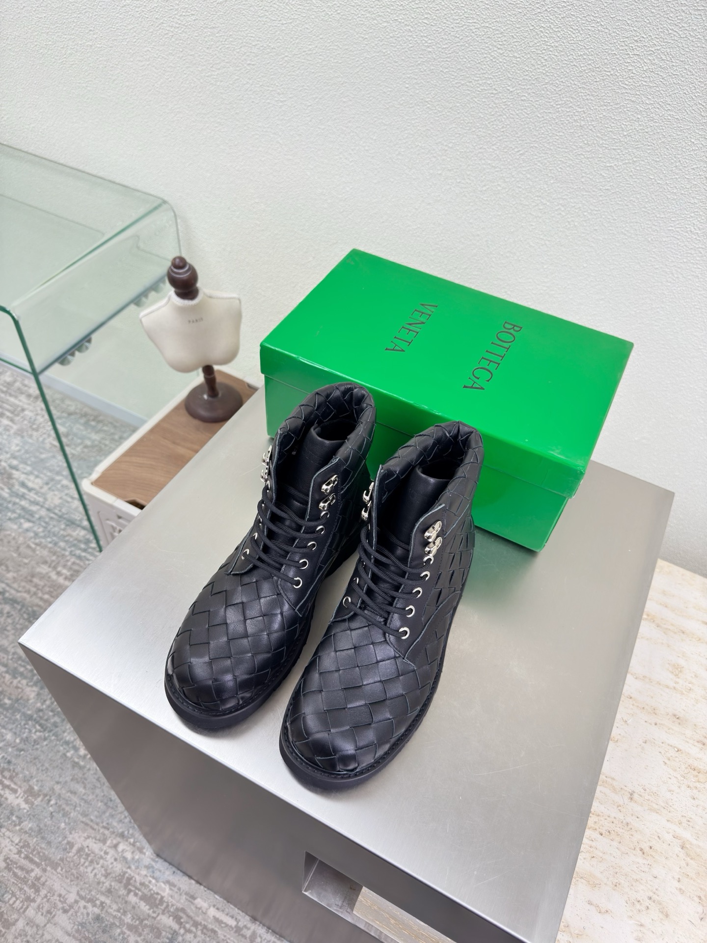 NO:707446,Hiking boots Genuine hand-woven leather BV Knot series Black Sheepskin Men's and women's (custom-made for women) woven This classic model is simply BV's latest ceiling Genuine leather Hand-woven Versatile Simple piece of leather with 15 mm strips Hand-woven High-end and comfortable The fabric is made of high-quality lambskin The padding sheepskin lining is comfortable and high-end The outsole is made of Italian genuine leather Use light dyeing technology to benchmark and version Use the original packaging Shoe bags are printed with rubber logo technology The most high-end in the market  Hot melt glue is used to shape the toe and heel. It is easy to rebound and does not deform. Italian computer needle machines are used for the upper stitching. Fine workmanship. Original packaging. Three-in-one box. Treat customers sincerely. Women's 35 36 37 38 39 40 (women's sizes are customized for all sizes) Men's 38 39 40 41 42 43 44 45 (men's 38  45 customized 46 yards 20 47 yards 30), boots loafers, bottega veneta, loafers, boots, sheepskin, Leather soles19860909登山靴 真皮手工编织 BV Knot系列 黑色 羊皮 男女款（女款定制）编织 这款经典款 简直bv最新天花板啦 真皮 手工编织 百搭  简约一块皮15 毫米抽条  手工编织而成 高档舒适 面料选用优质小羊皮 垫脚羊皮内里舒适高端 大底选用意大利真皮大底 运用轻染工艺 对标对版 选用原版包装 鞋子布袋采用印胶logo工艺 市场最高端 采用热熔胶定型鞋头 后跟 易回弹不变形  鞋面车线选用意大利电脑针车 做工精细 选用原版包装 三合一盒子 真心对待客人 女款 35 36 37 38 39 40（女码为全部码数定制） 男款 38 39 40 41 42 43 44 45 （男38 45定制46码20 47码30）,靴子乐福鞋,bottega veneta,loafers,boots,sheepskin,Leather soles,Women's Shoes