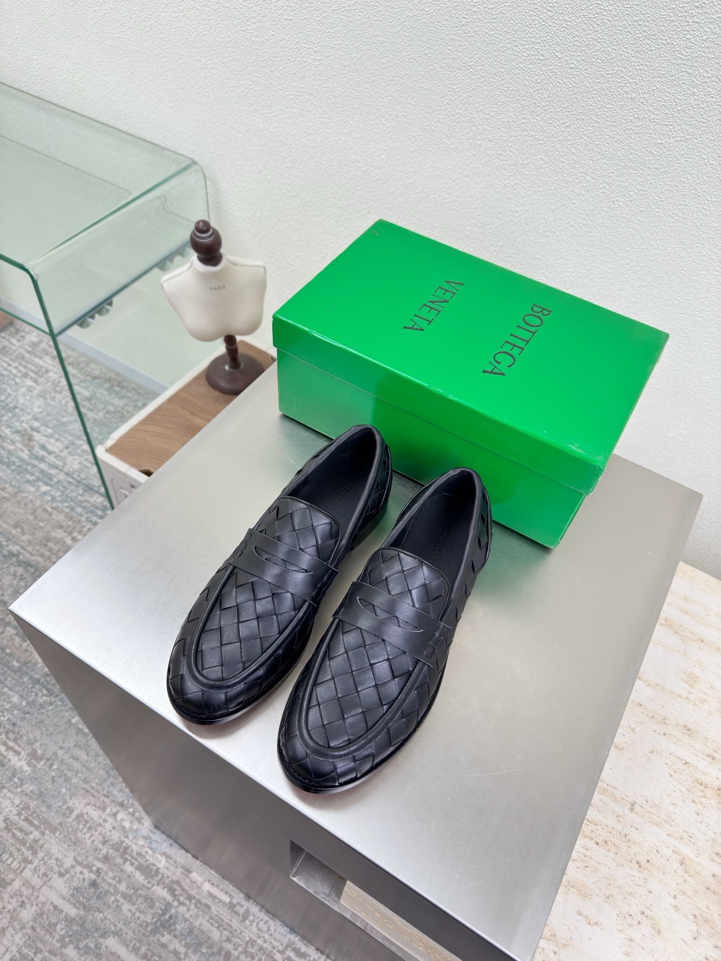 NO:707448,Loafers Genuine hand-woven leather BV Knot series Black Sheepskin Men's and women's (customized women's) woven This classic style is simply BV's latest ceiling Genuine leather Hand-woven Versatile Simple piece of leather with 15 mm strips Hand-woven High-end and comfortable The fabric is made of high-quality lambskin The foot pads are lined with sheepskin, which is comfortable and high-end  The most high-end product in the market. Hot melt glue is used to shape the toe and heel. It is easy to rebound and does not deform. Italian computer sewing machines are used for the upper stitching. Fine workmanship. Original packaging. Three-in-one box. Treat customers sincerely. Women's 35 36 37 38 39 40 (women's sizes are customized for all sizes) Men's 38 39 40 41 42 43 44 45 (men's 38  45 customized 46 yards 20 47 yards 30), boots loafers, bottega veneta, loafers, boots, sheepskin, Leather soles19860909乐福鞋 真皮手工编织 BV Knot系列 黑色 羊皮 男女款（女款定制）编织 这款经典款 简直bv最新天花板啦 真皮 手工编织 百搭  简约一块皮15 毫米抽条  手工编织而成 高档舒适 面料选用优质小羊皮 垫脚羊皮内里舒适高端 大底选用意大利真皮大底 运用轻染工艺 对标对版 选用原版包装 鞋子布袋采用印胶logo工艺 市场最高端 采用热熔胶定型鞋头 后跟 易回弹不变形  鞋面车线选用意大利电脑针车 做工精细 选用原版包装 三合一盒子 真心对待客人 女款 35 36 37 38 39 40（女码为全部码数定制） 男款 38 39 40 41 42 43 44 45 （男38 45定制46码20 47码30）,靴子乐福鞋,bottega veneta,loafers,boots,sheepskin,Leather soles,Women's Shoes