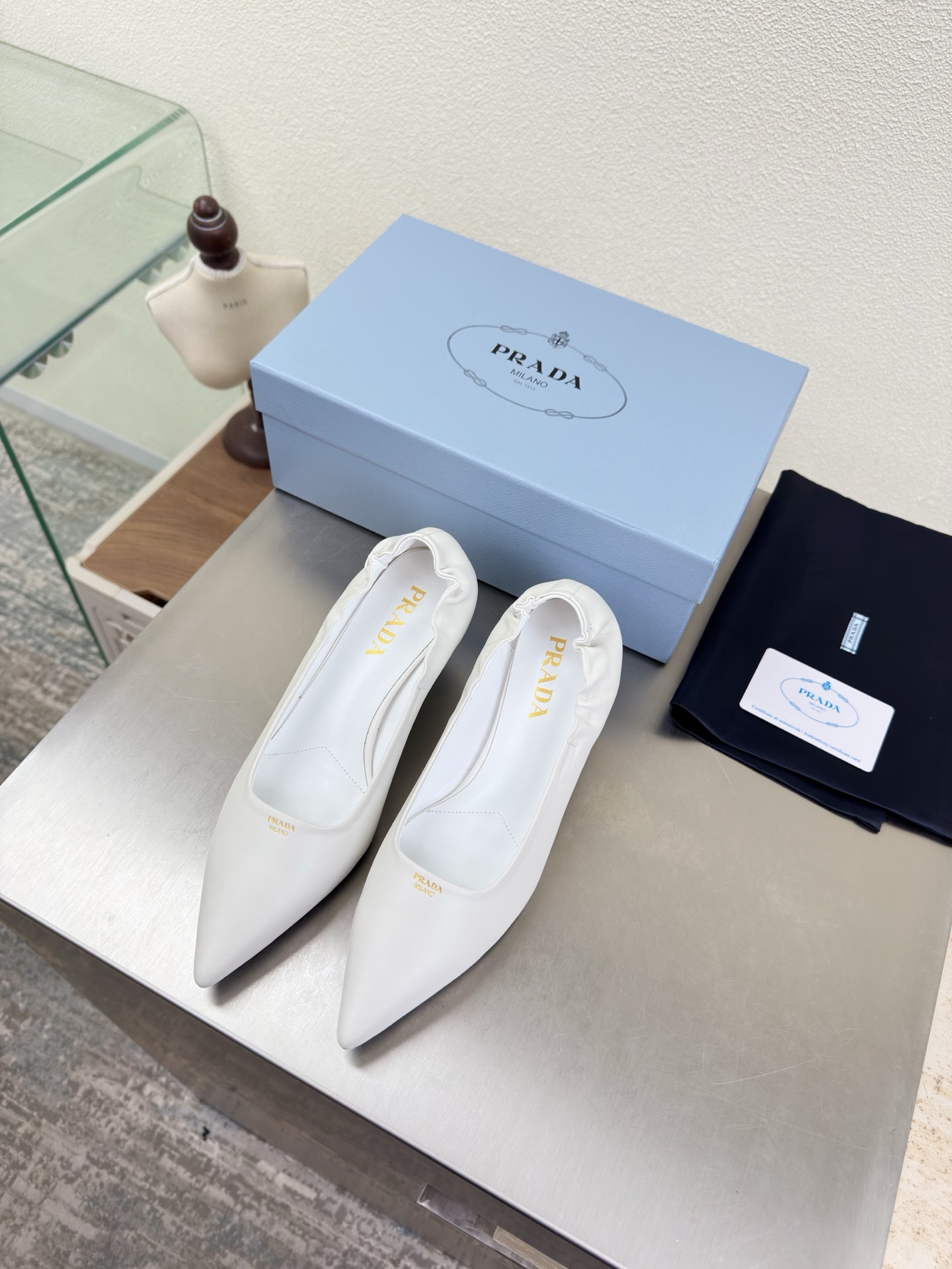 NO:707455,Prada catwalk style pointed toe elastic pleated shoes 7cm PRADA simple design triangle logo logo logo design and simple lines very stylish simple and pure color original molding comfortable street ———————————————— White lambskin logo leather outsole craftsmanship leading the cutting edge lambskin lining Italian leather outsole code number 35 36 37 38 39 40  41 (order 40 41) with complete package, single shoes, prada, prada, sheepskin, Leather soles19860909普拉达 走秀款 尖头松紧口褶皱单鞋 7cm PRADA  简约设计 三角logo logo logo 的设计和简约的线条 很有格调 简单纯粹得色调 原版开模 舒适炸街 ———————————————————— 白色小羊皮 logo 真皮大底 工艺 引领前沿 内里 小羊皮 意大利真皮大底    码数35 36 37 38 39 40 41（40 41 订） 配全套包装,单鞋,prada,prada,sheepskin,Leather soles,Women's Shoes