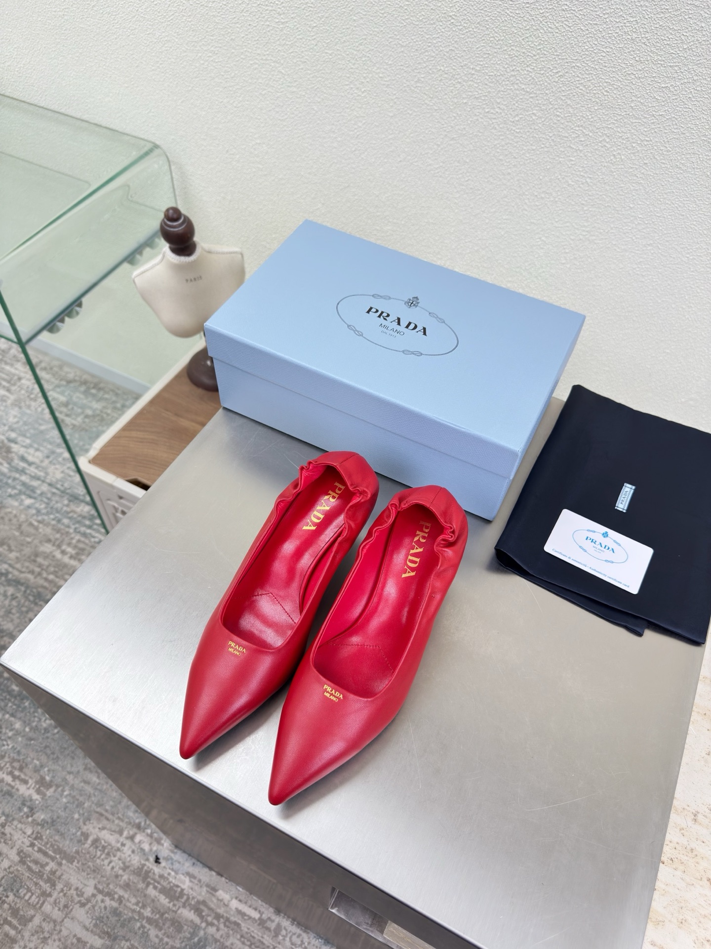 NO:707456,Prada catwalk style pointed toe elastic pleated shoes 7cm PRADA simple design triangle logo logo logo design and simple lines very stylish simple and pure color original molding comfortable street —————————————— Red lambskin logo leather outsole craftsmanship leading the cutting edge lambskin lining Italian leather outsole code number 35 36 37 38 39 40  41 (order 40 41) with complete package, single shoes, prada, prada, sheepskin, Leather soles19860909普拉达 走秀款 尖头松紧口褶皱单鞋 7cm PRADA  简约设计 三角logo logo logo 的设计和简约的线条 很有格调 简单纯粹得色调 原版开模 舒适炸街 ———————————————————— 红色 小羊皮 logo 真皮大底 工艺 引领前沿 内里 小羊皮 意大利真皮大底    码数35 36 37 38 39 40 41（40 41 订） 配全套包装,单鞋,prada,prada,sheepskin,Leather soles,Women's Shoes