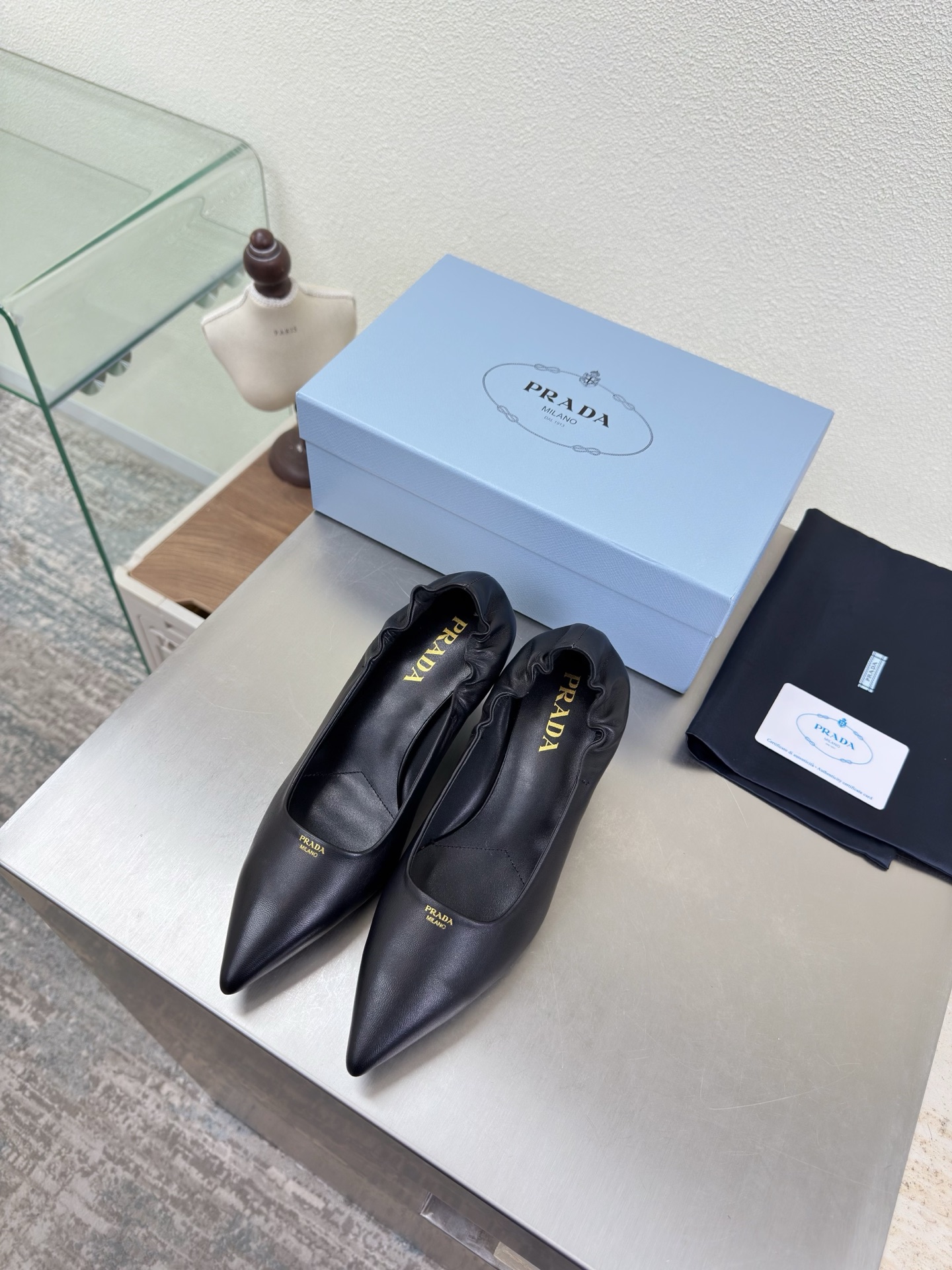 NO:707460,Prada catwalk style pointed toe elastic pleated shoes 7cm PRADA simple design triangle logo logo design and simple lines very stylish simple and pure color original molding comfortable street ———————————————————— Black lambskin logo leather outsole craftsmanship leading the cutting edge lambskin lining Italian leather outsole code number 35 36 37 38 39 40  41 (order 40 41) with complete package, single shoes, prada, prada, sheepskin, Leather soles19860909普拉达 走秀款 尖头松紧口褶皱单鞋 7cm PRADA  简约设计 三角logo logo logo 的设计和简约的线条 很有格调 简单纯粹得色调 原版开模 舒适炸街 ———————————————————— 黑色小羊皮 logo 真皮大底 工艺 引领前沿 内里 小羊皮 意大利真皮大底    码数35 36 37 38 39 40 41（40 41 订） 配全套包装,单鞋,prada,prada,sheepskin,Leather soles,Women's Shoes
