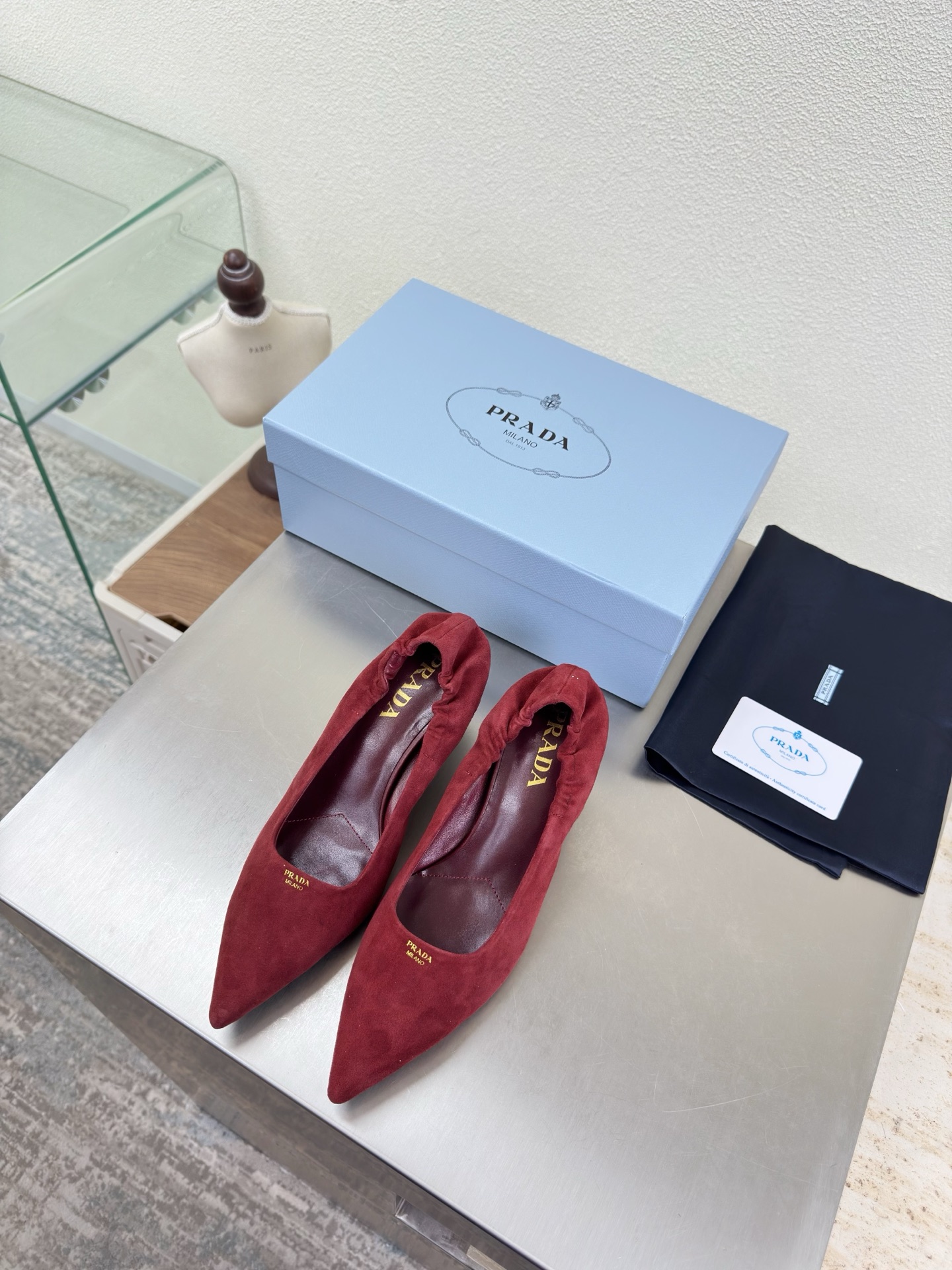 NO:707438,Prada catwalk style pointed toe elastic pleated shoes 7cm PRADA simple design triangle logo logo design and simple lines very stylish simple and pure color original molding comfortable street ———————————— Burgundy suede logo leather outsole craftsmanship leading the cutting edge lambskin Italian leather outsole code number 35 36 37 38 39  40 41 (order 40 41) with complete package, single shoes, prada, prada, sheepskin, chamois leather, Leather soles19860909普拉达 走秀款 尖头松紧口褶皱单鞋 7cm PRADA  简约设计 三角logo logo logo 的设计和简约的线条 很有格调 简单纯粹得色调 原版开模 舒适炸街 ———————————————————— 酒红色 羊反绒麂皮 logo 真皮大底 工艺 引领前沿 内里 小羊皮 意大利真皮大底    码数35 36 37 38 39 40 41（40 41 订） 配全套包装,单鞋,prada,prada,sheepskin,chamois leather,Leather soles,Women's Shoes