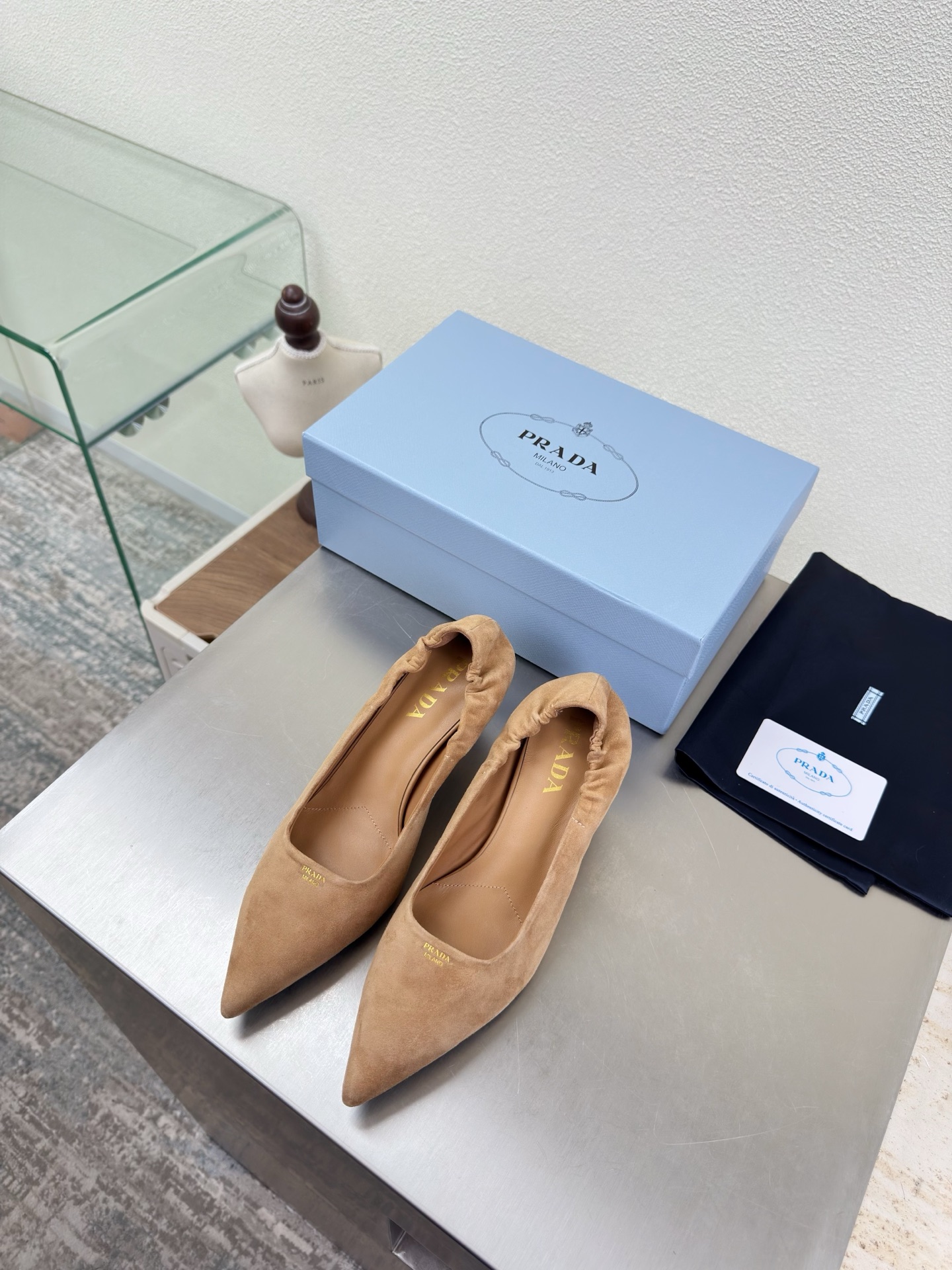 NO:707436,Prada catwalk style pointed toe elastic pleated shoes 7cm PRADA simple design triangle logo logo logo design and simple lines very stylish simple and pure color original molding comfortable street —————————————— Apricot suede logo leather outsole craftsmanship leading the forefront lining lambskin Italian leather outsole code number 35 36 37 38 39  40 41 (order 40 41) with complete package, single shoes, prada, prada, sheepskin, chamois leather, Leather soles19860909普拉达 走秀款 尖头松紧口褶皱单鞋 7cm PRADA  简约设计 三角logo logo logo 的设计和简约的线条 很有格调 简单纯粹得色调 原版开模 舒适炸街 ———————————————————— 杏色 羊反绒麂皮 logo 真皮大底 工艺 引领前沿 内里 小羊皮 意大利真皮大底    码数35 36 37 38 39 40 41（40 41 订） 配全套包装,单鞋,prada,prada,sheepskin,chamois leather,Leather soles,Women's Shoes