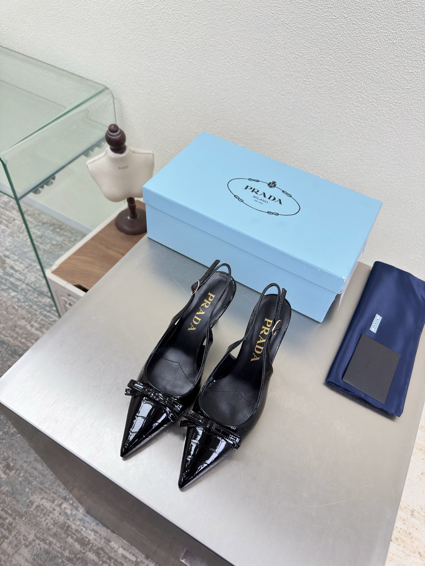 NO:707452,Prada Pointed toe empty back Handmade bow Single shoes PRADA Simple design Triangular logo logo logo design and simple lines Very stylish Simple and pure tones Original molding Comfortable street ———————————— Black crocodile pattern embossed cowhide logo Leather outsole Craftsmanship Leading the cutting edge Lambskin lining Italian leather outsole Size 35 36 37 38 39 40  41 (order 40 41) with complete package, high heels and sandals, prada, prada, sandals, high heels, cowhide, sheepskin, Leather soles19860909普拉达 尖头后空 手工蝴蝶结 单鞋 PRADA 简约设计 三角logo logo logo 的设计和简约的线条 很有格调 简单纯粹得色调 原版开模 舒适炸街 ———————————————————— 黑色 鳄鱼纹压花牛皮 logo 真皮大底 工艺 引领前沿 内里 小羊皮 意大利真皮大底    码数35 36 37 38 39 40 41（40 41 订） 配全套包装,高跟鞋凉鞋,prada,prada,sandals,high heels,cowhide,sheepskin,Leather soles,Women's Shoes