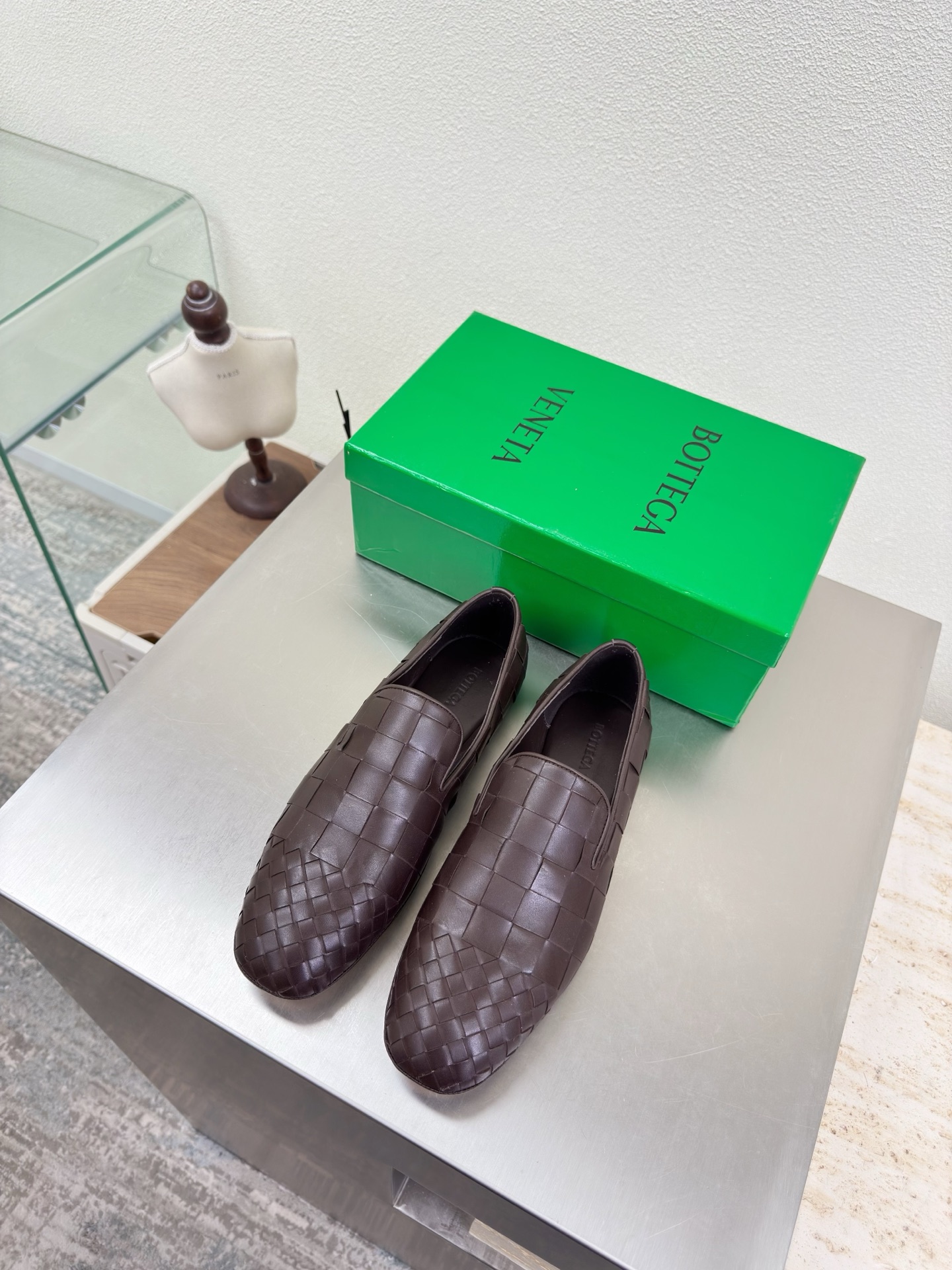 NO:759543,Genuine leather woven high-end BV 8mm grade & 15mm grade Genuine hand-woven leather BV Knot series Men's and women's version 10 Brown calfskin This classic style is simply BV's latest ceiling Versatile Simple piece of leather 15mm strips Hand-woven high-end and comfortable The fabric is made of high-quality calfskin The foot padding sheepskin lining is comfortable and high-end The outsole is made of Italian genuine leather outsole & injection molded rubber technology Use light dyeing technology to match the version Use the original packaging  The shoe bags are printed with glue logo technology, which is the most high-end in the market. Hot melt glue is used to shape the toe and heel. It is easy to rebound and does not deform. The upper stitching is made by an Italian computer needle machine. The workmanship is fine. The original packaging is used. Three-in-one box. Treat customers sincerely. Women's 35 36 37 38 39 40 41 Men's 38 39 40 41 42 43 44 45 (Female 40  41 customized male 38 45 46 47 customized) (46 4730 customized), loafers, bottega veneta, loafers, cowhide, sheepskin, Leather soles19860909真皮编织 高级 BV 8 毫米级&15毫米级 真皮手工编织 BV Knot系列 男女款 男款10 咖啡色 小牛皮 这款经典款 简直bv最新天花板啦 百搭  简约一块皮15 毫米抽条  手工编织而成 高档舒适 面料选用优质小牛皮 垫脚羊皮内里舒适高端 大底选用意大利真皮大底&注塑橡胶工艺 运用轻染工艺 对标对版 选用原版包装 鞋子布袋采用印胶logo工艺 市场最高端 采用热熔胶定型鞋头 后跟 易回弹不变形  鞋面车线选用意大利电脑针车 做工精细 选用原版包装 三合一盒子 真心对待客人 女款 35 36 37 38 39 40 41 男款 38 39 40 41 42 43 44 45（女40 41 定制 男38 45 46 47 定制）（46 4730定制）,乐福鞋,bottega veneta,loafers,cowhide,sheepskin,Leather soles,Women's Shoes