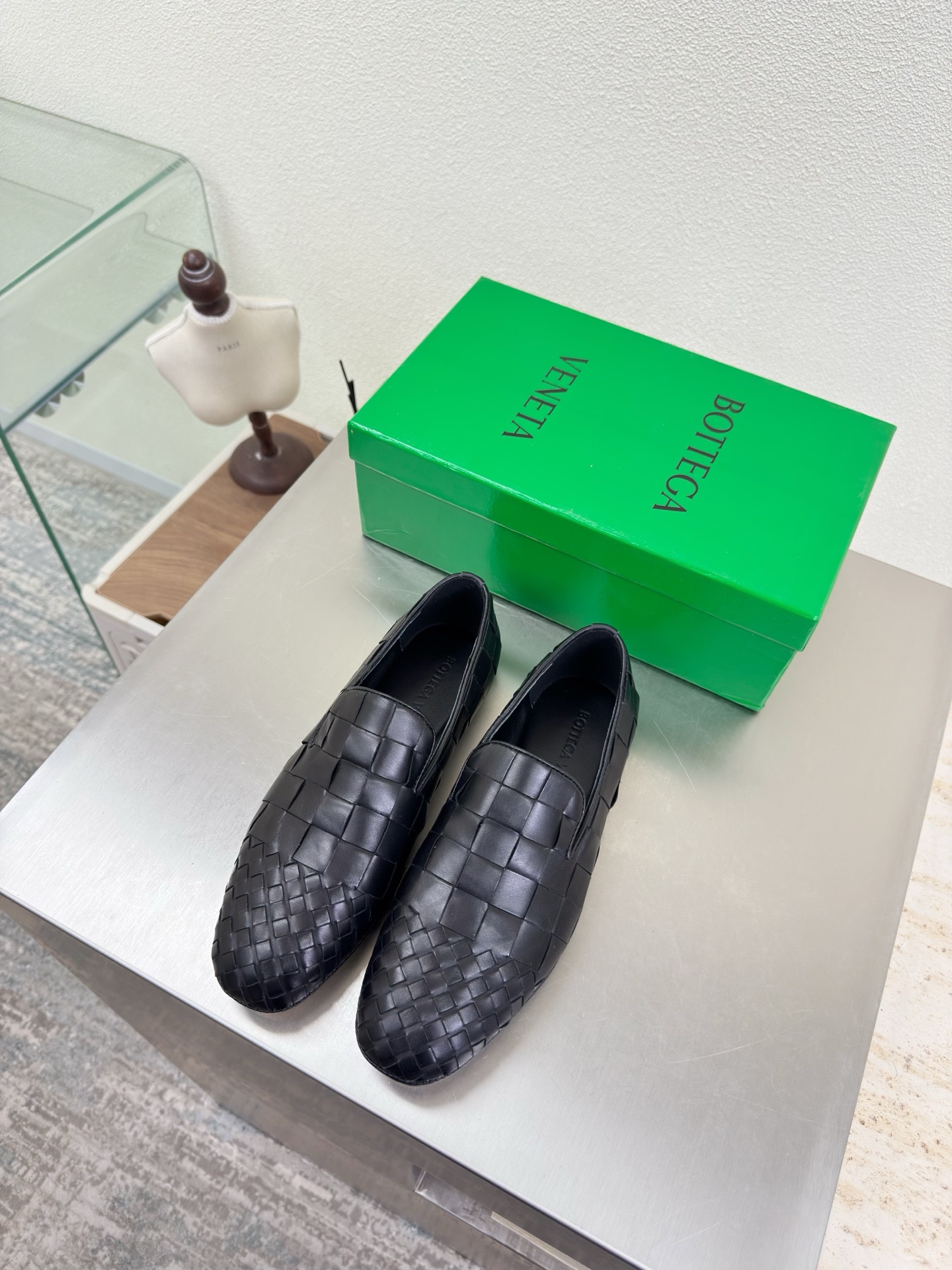 NO:759469,Genuine leather woven high-end BV 8mm grade & 15mm grade Genuine hand-woven leather BV Knot series Men's and women's 10 Black calfskin This classic style is simply BV's latest ceiling Versatile Simple piece of leather 15mm strips Hand-woven high-end and comfortable The fabric is made of high-quality calfskin The padding sheepskin lining is comfortable and high-end The outsole is made of Italian genuine leather & injection molded rubber technology Use light dyeing technology to match the version Use the original packaging  The shoe bags are printed with glue logo technology, which is the most high-end in the market. Hot melt glue is used to shape the toe and heel. It is easy to rebound and does not deform. The upper stitching is made by an Italian computer needle machine. The workmanship is fine. The original packaging is used. Three-in-one box. Treat customers sincerely. Women's 35 36 37 38 39 40 41 Men's 38 39 40 41 42 43 44 45 (Female 40  41 customized male 38 45 46 47 customized) (46 4730 customized), loafers, bottega veneta, loafers, cowhide, sheepskin, Leather soles19860909真皮编织 高级 BV 8 毫米级&15毫米级 真皮手工编织 BV Knot系列 男女款 男款10 黑色 小牛皮 这款经典款 简直bv最新天花板啦 百搭  简约一块皮15 毫米抽条  手工编织而成 高档舒适 面料选用优质小牛皮 垫脚羊皮内里舒适高端 大底选用意大利真皮大底&注塑橡胶工艺 运用轻染工艺 对标对版 选用原版包装 鞋子布袋采用印胶logo工艺 市场最高端 采用热熔胶定型鞋头 后跟 易回弹不变形  鞋面车线选用意大利电脑针车 做工精细 选用原版包装 三合一盒子 真心对待客人 女款 35 36 37 38 39 40 41 男款 38 39 40 41 42 43 44 45（女40 41 定制 男38 45 46 47 定制）（46 4730定制）,乐福鞋,bottega veneta,loafers,cowhide,sheepskin,Leather soles,Women's Shoes