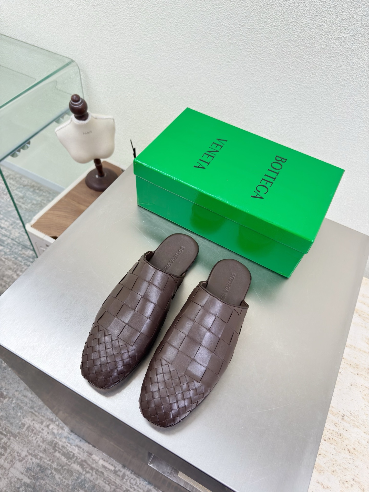 NO:759527,Genuine leather woven high-end BV high-quality slippers 8mm grade & 15mm grade Genuine hand-woven leather BV Knot series Men's and women's 10 Brown calfskin This classic model is simply bv's latest ceiling Versatile Simple piece of leather 15mm strips Hand-woven high-end and comfortable The fabric is made of high-quality calfskin The padding sheepskin lining is comfortable and high-end The outsole is made of Italian genuine leather outsole & injection molded rubber technology uses light dyeing technology to match the standard  Original packaging is used. The shoe bag is printed with an adhesive logo. The most high-end in the market. Hot melt adhesive is used to shape the toe and heel. It is easy to rebound and does not deform. Italian computer sewing machines are used for the upper stitching. Fine workmanship. Original packaging is used. Three-in-one box. Treat customers sincerely. Women's 35 36 37 38 39 40 41 Men's 38 39 40 41 42 43 44  45 (female 40 41 customized, male 38 45 46 47 customized) (46 4730 customized), semi-trailer,bottega veneta,slippers,cowhide,sheepskin,Leather soles19860909真皮编织 高级 BV 高品质拖鞋 8 毫米级&15毫米级 真皮手工编织 BV Knot系列 男女款 男款10 咖啡色 小牛皮 这款经典款 简直bv最新天花板啦 百搭  简约一块皮15 毫米抽条  手工编织而成 高档舒适 面料选用优质小牛皮 垫脚羊皮内里舒适高端 大底选用意大利真皮大底&注塑橡胶工艺 运用轻染工艺 对标对版 选用原版包装 鞋子布袋采用印胶logo工艺 市场最高端 采用热熔胶定型鞋头 后跟 易回弹不变形  鞋面车线选用意大利电脑针车 做工精细 选用原版包装 三合一盒子 真心对待客人 女款 35 36 37 38 39 40 41 男款 38 39 40 41 42 43 44 45（女40 41 定制 男38 45 46 47 定制）（46 4730定制）,半拖,bottega veneta,slippers,cowhide,sheepskin,Leather soles,Women's Shoes