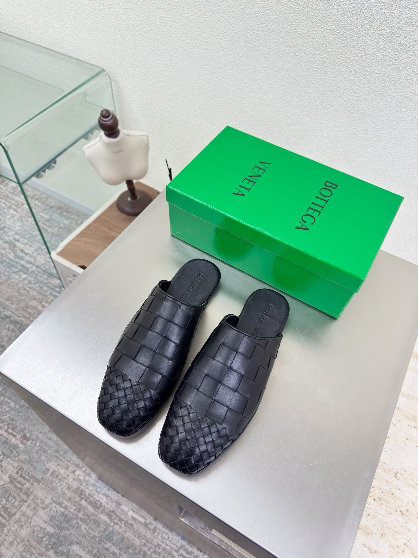 NO:759534,Genuine leather woven high-end BV high-quality slippers 8mm grade & 15mm grade Genuine hand-woven leather BV Knot series Men's and women's 10 Black calfskin This classic model is simply bv's latest ceiling Versatile Simple piece of leather 15mm strips Hand-woven high-end and comfortable The fabric is made of high-quality calfskin The foot-padded sheepskin lining is comfortable and high-end The outsole is made of Italian genuine leather and injection molded rubber technology uses light dyeing technology to match the standard  Original packaging is used. The shoe bag is printed with an adhesive logo. The most high-end in the market. Hot melt adhesive is used to shape the toe and heel. It is easy to rebound and does not deform. Italian computer sewing machines are used for the upper stitching. Fine workmanship. Original packaging is used. Three-in-one box. Treat customers sincerely. Women's 35 36 37 38 39 40 41 Men's 38 39 40 41 42 43 44  45 (female 40 41 customized, male 38 45 46 47 customized) (46 4730 customized), semi-trailer,bottega veneta,slippers,cowhide,sheepskin,Leather soles19860909真皮编织 高级 BV 高品质拖鞋 8 毫米级&15毫米级 真皮手工编织 BV Knot系列 男女款 男款10 黑色 小牛皮 这款经典款 简直bv最新天花板啦 百搭  简约一块皮15 毫米抽条  手工编织而成 高档舒适 面料选用优质小牛皮 垫脚羊皮内里舒适高端 大底选用意大利真皮大底&注塑橡胶工艺 运用轻染工艺 对标对版 选用原版包装 鞋子布袋采用印胶logo工艺 市场最高端 采用热熔胶定型鞋头 后跟 易回弹不变形  鞋面车线选用意大利电脑针车 做工精细 选用原版包装 三合一盒子 真心对待客人 女款 35 36 37 38 39 40 41 男款 38 39 40 41 42 43 44 45（女40 41 定制 男38 45 46 47 定制）（46 4730定制）,半拖,bottega veneta,slippers,cowhide,sheepskin,Leather soles,Women's Shoes