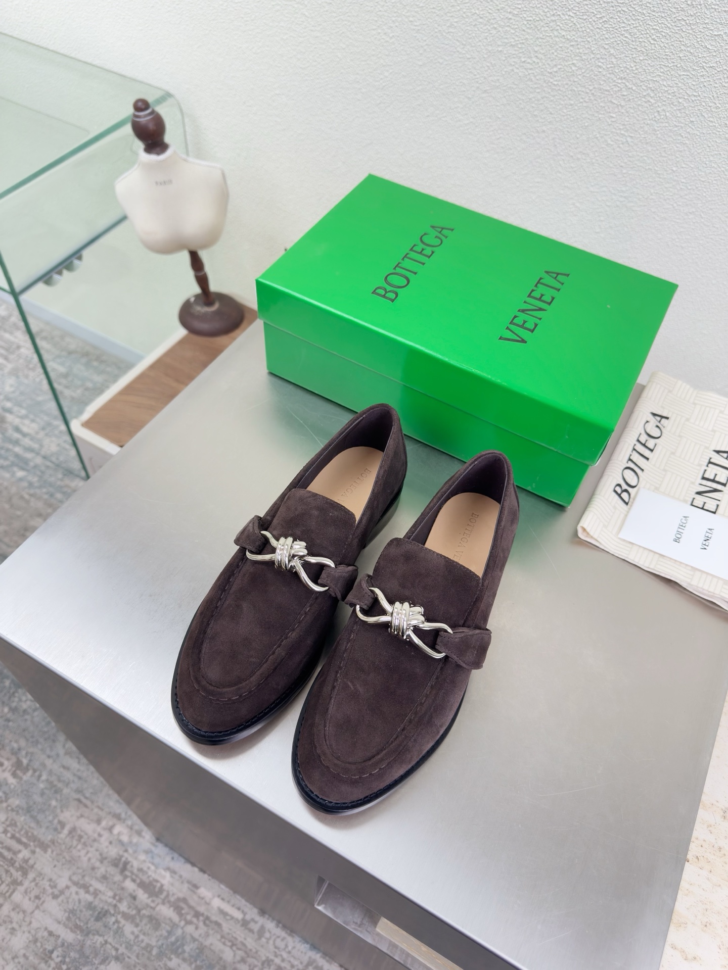 NO:759493,Silver hardware knotted fastener decoration BOTTEGA VENET* Women's Astaire Loaf single shoes Brown Original one to one approach Another popular trend today Ceiling The most versatile color Exquisite flat sole Wrapped fabric Same color heel leather Carefully designed Never sloppy Durable and comfortable —————————————— Upper material Cow suede Suede material Soft and smooth material Hand-sewn rear zipper closure design Sexy and comfortable  Hand-sewn technology. The inner lining of the foot pads is made of sheepskin, which is comfortable and high-end. The nailed outsole is made from the original mold. The same genuine leather outsole is matched to the standard. The original packaging is used. The shoe bag is printed with glue logo technology. The most high-end in the market. Hot melt glue is used to shape the toe. The heel is easy to rebound and does not deform. Flat series. Wrapping fabric technology. The upper stitching is made using an Italian computer sewing machine. Fine workmanship. Original packaging is used. 35 36 37 38 39  40 41 42 (40 41 42 customized), loafers, bottega veneta, loafers, sheepskin, chamois leather, Leather soles19860909银色 五金结绳扣件装饰 BOTTEGA VENET* 女士Astaire乐福 单鞋 咖啡色 原版一比一做法  当今流行的又一趋势 天花板啦 最全色百搭 精致平底 包裹面料 同色跟皮 用心设计 绝不马虎 耐穿舒适 —————————————— 鞋面材质 牛反绒皮 麂皮材质 材质柔软顺滑 手工缝制后拉链开合设计 性感舒适 手工缝制工艺 垫脚内里选用羊皮内里舒适高端 打钉大底选用原版开模 一致真皮大底  对标对版 选用原版包装 鞋子布袋采用印胶logo工艺 市场最高端 采用热熔胶定型鞋头 后跟 易回弹不变形 平底 系列 包面料工艺 鞋面车线选用意大利电脑针车 做工精细 选用原版包装  35 36 37 38 39 40 41 42（40 41 42 定制）,乐福鞋,bottega veneta,loafers,sheepskin,chamois leather,Leather soles,Women's Shoes