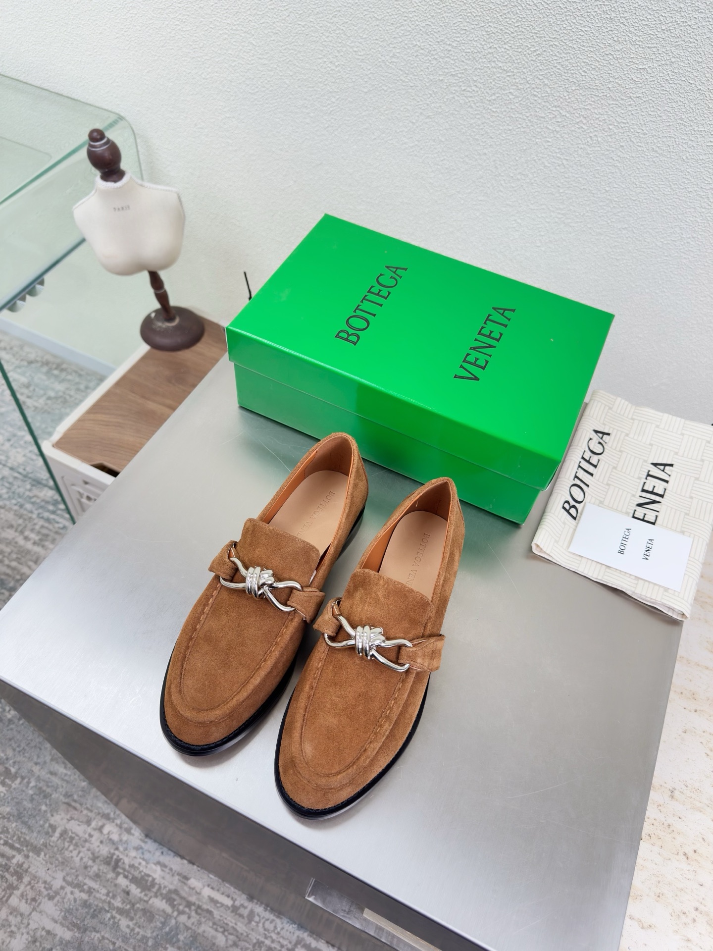 NO:759502,Silver hardware knotted fastener decoration BOTTEGA VENET* Women's Astaire Loaf shoes Brown Original one-to-one approach Another popular trend today Ceiling The most versatile color Exquisite flat sole Wrapped fabric Same color heel Carefully designed Never sloppy Durable and comfortable —————————————— Upper material Cow suede Suede material Soft and smooth material Hand-sewn rear zipper closure design Sexy and comfortable  Hand-sewn technology. The inner lining of the foot pads is made of sheepskin, which is comfortable and high-end. The nailed outsole is made from the original mold. The same genuine leather outsole is matched to the standard. The original packaging is used. The shoe bag is printed with glue logo technology. The most high-end in the market. Hot melt glue is used to shape the toe. The heel is easy to rebound and does not deform. Flat series. Wrapping fabric technology. The upper stitching is made using an Italian computer sewing machine. Fine workmanship. Original packaging is used. 35 36 37 38 39  40 41 42 (40 41 42 customized), loafers, bottega veneta, loafers, sheepskin, chamois leather, Leather soles19860909银色 五金结绳扣件装饰 BOTTEGA VENET* 女士Astaire乐福 单鞋 棕色  原版一比一做法  当今流行的又一趋势 天花板啦 最全色百搭 精致平底 包裹面料 同色跟皮 用心设计 绝不马虎 耐穿舒适 —————————————— 鞋面材质 牛反绒皮 麂皮材质 材质柔软顺滑 手工缝制后拉链开合设计 性感舒适 手工缝制工艺 垫脚内里选用羊皮内里舒适高端 打钉大底选用原版开模 一致真皮大底  对标对版 选用原版包装 鞋子布袋采用印胶logo工艺 市场最高端 采用热熔胶定型鞋头 后跟 易回弹不变形 平底 系列 包面料工艺 鞋面车线选用意大利电脑针车 做工精细 选用原版包装  35 36 37 38 39 40 41 42（40 41 42 定制）,乐福鞋,bottega veneta,loafers,sheepskin,chamois leather,Leather soles,Women's Shoes