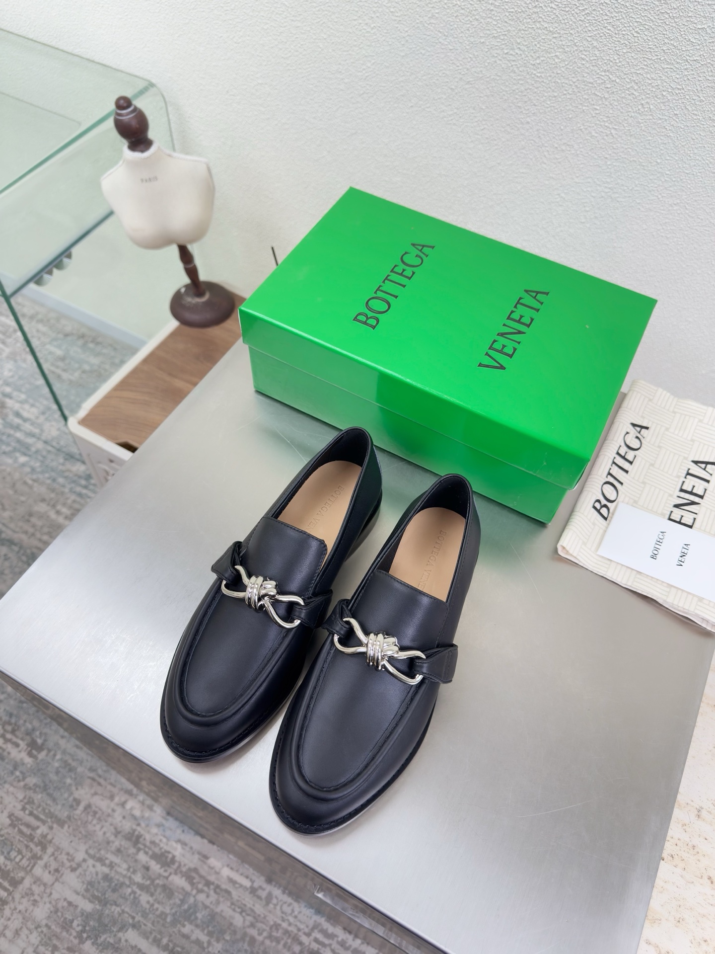 NO:759511,Silver hardware rope fastener decoration BOTTEGA VENET* Women's Astaire Loaf shoes Black first-layer calfskin Original one-to-one approach Another popular trend today Ceiling The most versatile colors Exquisite flat sole Wrapped fabric Same color heel leather Designed with care No sloppiness Durable and comfortable —————————————— Upper material Calf leather The material is soft and smooth Hand-sewn rear zipper closure design Sexy and comfortable  Hand-sewn technology. The inner lining of the foot pads is made of sheepskin, which is comfortable and high-end. The nailed outsole is made from the original mold. The same genuine leather outsole is matched to the standard. The original packaging is used. The shoe bag is printed with glue logo technology. The most high-end in the market. Hot melt glue is used to shape the toe. The heel is easy to rebound and does not deform. Flat series. Wrapping fabric technology. The upper stitching is made using an Italian computer sewing machine. Fine workmanship. Original packaging is used. 35 36 37 38 39  40 41 42 (40 41 42 customized), loafers, bottega veneta, loafers, cowhide, sheepskin, Leather soles19860909银色 五金结绳扣件装饰 BOTTEGA VENET* 女士Astaire乐福 单鞋 黑色头层小牛皮 原版一比一做法  当今流行的又一趋势 天花板啦 最全色百搭 精致平底 包裹面料 同色跟皮 用心设计 绝不马虎 耐穿舒适 —————————————— 鞋面材质 小牛皮 材质柔软顺滑 手工缝制后拉链开合设计 性感舒适 手工缝制工艺 垫脚内里选用羊皮内里舒适高端 打钉大底选用原版开模 一致真皮大底  对标对版 选用原版包装 鞋子布袋采用印胶logo工艺 市场最高端 采用热熔胶定型鞋头 后跟 易回弹不变形 平底 系列 包面料工艺 鞋面车线选用意大利电脑针车 做工精细 选用原版包装  35 36 37 38 39 40 41 42（40 41 42 定制）,乐福鞋,bottega veneta,loafers,cowhide,sheepskin,Leather soles,Women's Shoes