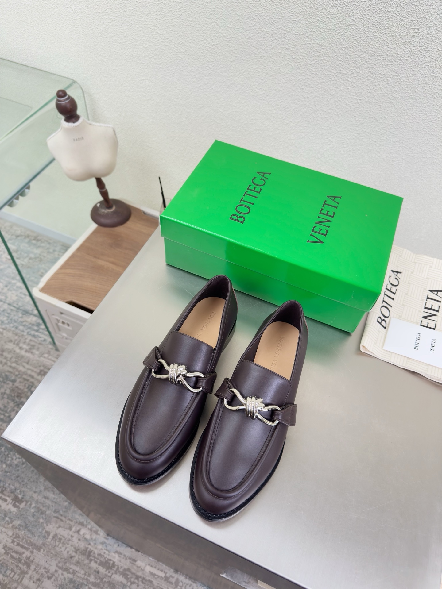 NO:759520,Silver hardware knotted fastener decoration BOTTEGA VENET* Women's Astaire Loaf single shoes Brown top layer calfskin Original one to one method Another popular trend today Ceiling The most versatile color Exquisite flat sole Wrapped fabric Same color heel leather Designed with care Never sloppy Durable and comfortable —————————————— Upper material Calf leather Soft and smooth material Hand-sewn rear zipper closure design Sexy and comfortable  Hand-sewn technology. The inner lining of the foot pads is made of sheepskin, which is comfortable and high-end. The nailed outsole is made from the original mold. The same genuine leather outsole is matched to the standard. The original packaging is used. The shoe bag is printed with glue logo technology. The most high-end in the market. Hot melt glue is used to shape the toe. The heel is easy to rebound and does not deform. Flat series. Wrapping fabric technology. The upper stitching is made using an Italian computer sewing machine. Fine workmanship. Original packaging is used. 35 36 37 38 39  40 41 42 (40 41 42 customized), loafers, bottega veneta, loafers, cowhide, sheepskin, Leather soles19860909银色 五金结绳扣件装饰 BOTTEGA VENET* 女士Astaire乐福 单鞋 咖啡色 头层小牛皮 原版一比一做法  当今流行的又一趋势 天花板啦 最全色百搭 精致平底 包裹面料 同色跟皮 用心设计 绝不马虎 耐穿舒适 —————————————— 鞋面材质 小牛皮 材质柔软顺滑 手工缝制后拉链开合设计 性感舒适 手工缝制工艺 垫脚内里选用羊皮内里舒适高端 打钉大底选用原版开模 一致真皮大底  对标对版 选用原版包装 鞋子布袋采用印胶logo工艺 市场最高端 采用热熔胶定型鞋头 后跟 易回弹不变形 平底 系列 包面料工艺 鞋面车线选用意大利电脑针车 做工精细 选用原版包装  35 36 37 38 39 40 41 42（40 41 42 定制）,乐福鞋,bottega veneta,loafers,cowhide,sheepskin,Leather soles,Women's Shoes