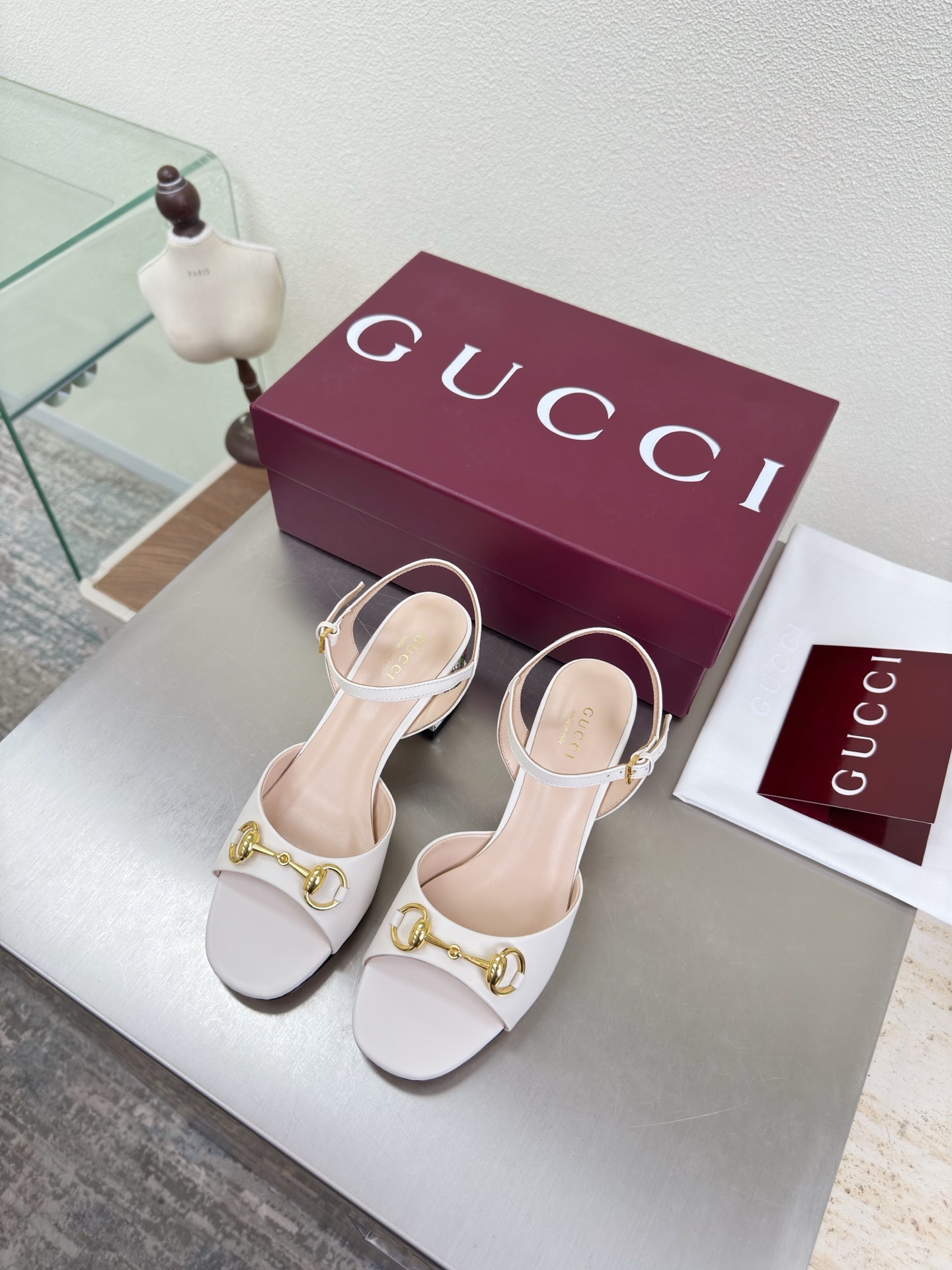 NO:758390,Diamond heels, saddle buckles, sandals, genuine leather outsole, boutique packaging, GUCCI, white, calfskin, embossed logo, shoe style show. Gucci, sky-high sandals with built-in water platform and empty back. Stylish brand LOGO, highly recognizable. Various products are vying for brands, and they are ready to launch super series heels. GUCCI is not behind the times at the Gucci Paris fashion show.  This series interprets the new fashion charm and continues the ultra-high heel design. It has won the favor of well-known overseas bloggers and millions of fans. It is sold well at home and abroad and has been sold out in China. The top version is in candy color. Each color is absolutely beautiful. The colors are available. Upper shoes: cowhide. Lining: imported sheep leather. Sole shoes: original genuine leather outsole. Size: 35 36 37 38 39 40 41 42 (order 40 41 42)  Packaging: GUCCI full set of original packaging, sandals, gucci, gucci, sandals, cowhide, Leather soles19860909钻石跟 马鞍扣 凉鞋 真皮大底 精品包装 GUCCI  白色 小牛皮 压印logo  走鞋款秀 古驰 恨天高内置水台后空凉鞋  时尚的品牌LOGO持加,具有超辨高识度各品大争牌恐先推后出超系跟高列GUCCI不也落伍 Guccl巴黎时装秀场款 此系列演绎全新时尚魅力延续超高跟设计,深得海外知名博主青睐千万粉丝博主倾情演绎,畅销海内外国内已经断货,顶级版本糖果色配色,每个颜色都是绝美知知,颜色供选 面鞋:牛皮 里内:进口皮羊 底鞋:原版真皮大底 码数:35 36 37 38 39 40 41 42 (40 41 42订) 包装:GUCCI全套原包版装,凉鞋,gucci,gucci,sandals,cowhide,Leather soles,Women's Shoes