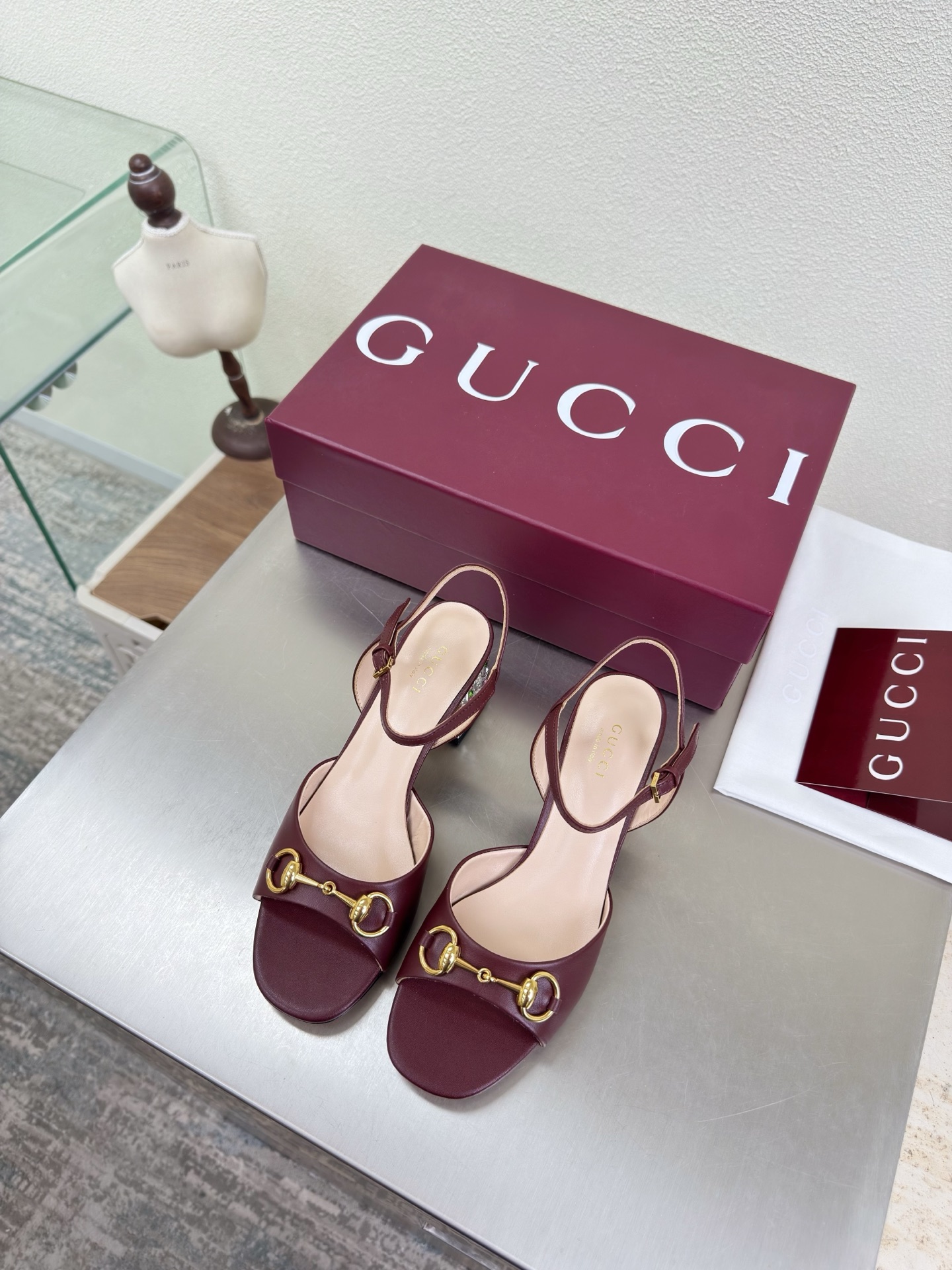 NO:758398,Diamond heel Saddle buckle Sandals Genuine leather outsole Premium packaging GUCCI Burgundy Calfskin Logo embossed Shoe show Gucci Hentiangao sandals with built-in water platform and empty back The fashionable brand LOGO is added, and it is highly recognizable. Various products compete for brands and are eager to launch first and later to release super series heels and high series. GUCCI is not behind the times at the Gucci Paris fashion show.  This series interprets the new fashion charm and continues the ultra-high heel design. It has won the favor of well-known overseas bloggers and millions of fans. It is sold well at home and abroad and has been sold out in China. The top version is in candy color. Each color is absolutely beautiful. The colors are available. Upper shoes: cowhide. Lining: imported sheep leather. Sole shoes: original genuine leather outsole. Size: 35 36 37 38 39 40 41 42 (order 40 41 42)  Packaging: GUCCI full set of original packaging, sandals, gucci, gucci, sandals, cowhide, Leather soles19860909钻石跟 马鞍扣 凉鞋 真皮大底 精品包装 GUCCI  酒红色 小牛皮 压印logo  走鞋款秀 古驰 恨天高内置水台后空凉鞋  时尚的品牌LOGO持加,具有超辨高识度各品大争牌恐先推后出超系跟高列GUCCI不也落伍 Guccl巴黎时装秀场款 此系列演绎全新时尚魅力延续超高跟设计,深得海外知名博主青睐千万粉丝博主倾情演绎,畅销海内外国内已经断货,顶级版本糖果色配色,每个颜色都是绝美知知,颜色供选 面鞋:牛皮 里内:进口皮羊 底鞋:原版真皮大底 码数:35 36 37 38 39 40 41 42 (40 41 42订) 包装:GUCCI全套原包版装,凉鞋,gucci,gucci,sandals,cowhide,Leather soles,Women's Shoes