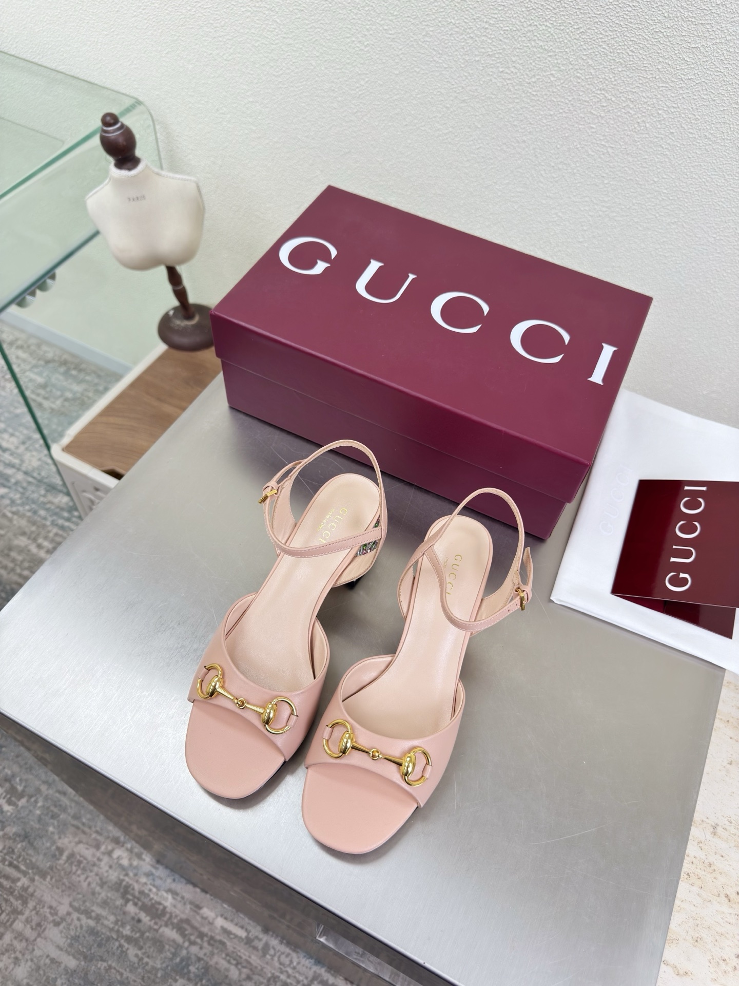 NO:758414,Diamond heels, saddle buckles, sandals, genuine leather outsole, boutique packaging, GUCCI, pink calfskin, embossed logo, shoe style show. Gucci, sky-high sandals with built-in water platform and empty back. Stylish brand LOGO, highly recognizable. Various products are competing for brands. They will launch first and then release super series heels. GUCCI is not behind the times at the Gucci Paris fashion show.  This series interprets the new fashion charm and continues the ultra-high heel design. It has won the favor of well-known overseas bloggers and millions of fans. It is sold well at home and abroad and has been sold out in China. The top version is in candy color. Each color is absolutely beautiful. The colors are available. Upper shoes: cowhide. Lining: imported sheep leather. Sole shoes: original genuine leather outsole. Size: 35 36 37 38 39 40 41 42 (order 40 41 42)  Packaging: GUCCI full set of original packaging, sandals, gucci, gucci, sandals, cowhide, Leather soles19860909钻石跟 马鞍扣 凉鞋 真皮大底 精品包装 GUCCI  粉色 小牛皮 压印logo  走鞋款秀 古驰 恨天高内置水台后空凉鞋  时尚的品牌LOGO持加,具有超辨高识度各品大争牌恐先推后出超系跟高列GUCCI不也落伍 Guccl巴黎时装秀场款 此系列演绎全新时尚魅力延续超高跟设计,深得海外知名博主青睐千万粉丝博主倾情演绎,畅销海内外国内已经断货,顶级版本糖果色配色,每个颜色都是绝美知知,颜色供选 面鞋:牛皮 里内:进口皮羊 底鞋:原版真皮大底 码数:35 36 37 38 39 40 41 42 (40 41 42订) 包装:GUCCI全套原包版装,凉鞋,gucci,gucci,sandals,cowhide,Leather soles,Women's Shoes