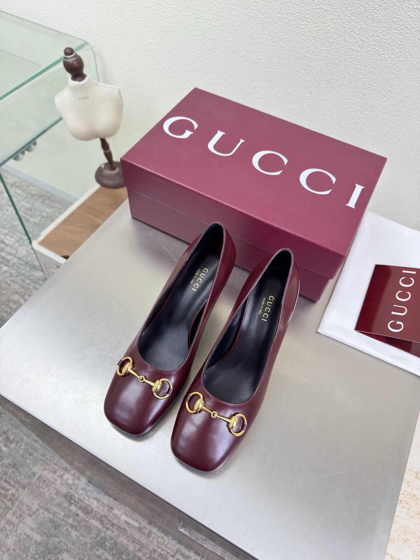 NO:758349,Saddle buckle Square toe shoes Genuine leather outsole Premium packaging GUCCI Burgundy red open edge vermilion cowhide embossed logo Shoe show Gucci Hentiangao sandals with built-in water platform and empty back Sandals with fashionable brand LOGO, highly recognizable and highly recognizable. Various products are vying for brands and are rushing to launch super series and high heels. GUCCI is also behind the Gucci Paris fashion show model  This series interprets the new fashion charm and continues the ultra-high heel design. It has won the favor of well-known overseas bloggers and millions of fans. It is sold well at home and abroad and has been sold out in China. The top version is in candy color. Each color is absolutely beautiful. The colors are available. Upper shoes: cowhide. Lining: imported sheep leather. Sole shoes: original genuine leather outsole. Size: 35 36 37 38 39 40 41 42 (order 40 41 42)  Packaging: GUCCI full set of original packaging, high heels and single shoes, gucci, gucci, sandals, high heels, cowhide, Leather soles19860909马鞍扣 方头单鞋 真皮大底 精品包装 GUCCI  酒红色 开边朱牛皮 压印logo  走鞋款秀 古驰 恨天高内置水台后空凉鞋  时尚的品牌LOGO持加,具有超辨高识度各品大争牌恐先推后出超系跟高列GUCCI不也落伍 Guccl巴黎时装秀场款 此系列演绎全新时尚魅力延续超高跟设计,深得海外知名博主青睐千万粉丝博主倾情演绎,畅销海内外国内已经断货,顶级版本糖果色配色,每个颜色都是绝美知知,颜色供选 面鞋:牛皮 里内:进口皮羊 底鞋:原版真皮大底 码数:35 36 37 38 39 40 41 42 (40 41 42订) 包装:GUCCI全套原包版装,高跟鞋单鞋,gucci,gucci,sandals,high heels,cowhide,Leather soles,Women's Shoes