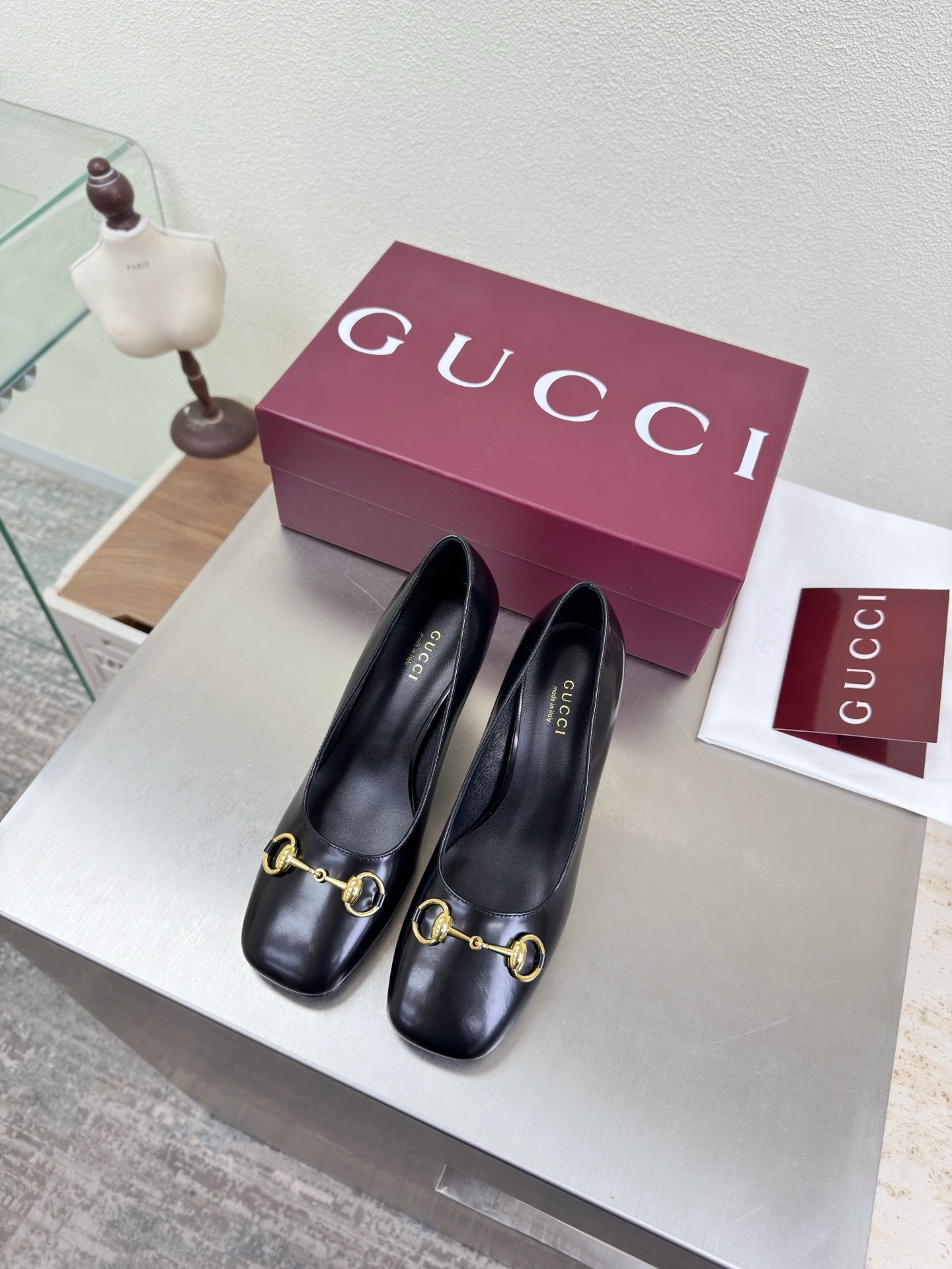 NO:758353,Saddle buckle Square toe shoes Genuine leather outsole Premium packaging GUCCI Black Open edge vermilion cowhide embossed logo Shoe show Gucci Hentiangao sandals with built-in water platform and empty back The fashionable brand LOGO is added, and it is highly recognizable. Various products compete for brands and are eager to launch first and later to release super series and high heels. GUCCI is not behind the times at the Gucci Paris fashion show  This series interprets the new fashion charm and continues the ultra-high heel design. It has won the favor of well-known overseas bloggers and millions of fans. It is sold well at home and abroad and has been sold out in China. The top version is in candy color. Each color is absolutely beautiful. The colors are available. Upper shoes: cowhide. Lining: imported sheep leather. Sole shoes: original genuine leather outsole. Size: 35 36 37 38 39 40 41 42 (order 40 41 42)  Packaging: GUCCI full set of original packaging, high heels and single shoes, gucci, gucci, sandals, high heels, cowhide, Leather soles19860909马鞍扣 方头单鞋 真皮大底 精品包装 GUCCI  黑色 开边朱牛皮 压印logo  走鞋款秀 古驰 恨天高内置水台后空凉鞋  时尚的品牌LOGO持加,具有超辨高识度各品大争牌恐先推后出超系跟高列GUCCI不也落伍 Guccl巴黎时装秀场款 此系列演绎全新时尚魅力延续超高跟设计,深得海外知名博主青睐千万粉丝博主倾情演绎,畅销海内外国内已经断货,顶级版本糖果色配色,每个颜色都是绝美知知,颜色供选 面鞋:牛皮 里内:进口皮羊 底鞋:原版真皮大底 码数:35 36 37 38 39 40 41 42 (40 41 42订) 包装:GUCCI全套原包版装,高跟鞋单鞋,gucci,gucci,sandals,high heels,cowhide,Leather soles,Women's Shoes