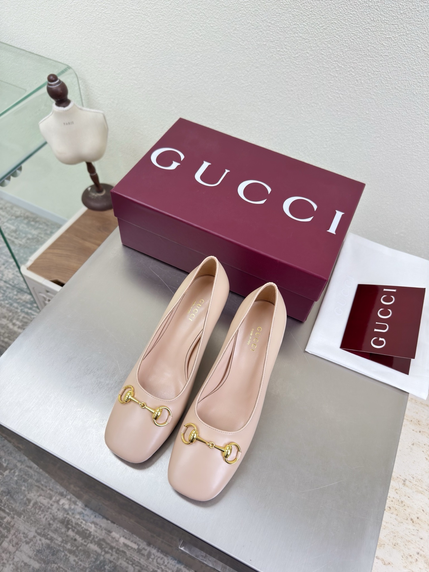 NO:758361,Saddle buckle, square-toe shoes, genuine leather outsole, premium packaging GUCCI apricot lambskin, embossed logo, shoe style show Gucci, sky-high sandals with built-in water platform and empty back, fashionable brand LOGO, super recognizable and high-recognition, various brands are competing for brands, and they are likely to launch super series and high-end models first. GUCCI is not behind the times at the Gucci Paris fashion show.  This series interprets the new fashion charm and continues the ultra-high heel design. It has won the favor of well-known overseas bloggers and millions of fans. It is sold well at home and abroad and has been sold out in China. The top version is in candy color. Each color is absolutely beautiful. The colors are available. Upper shoes: cowhide. Lining: imported sheep leather. Sole shoes: original genuine leather outsole. Size: 35 36 37 38 39 40 41 42 (order 40 41 42)  Packaging: GUCCI full set of original packaging, high-heeled shoes, gucci, gucci, sandals, high heels, cowhide, sheepskin, Leather soles19860909马鞍扣 方头单鞋 真皮大底 精品包装 GUCCI  杏色小羊皮 压印logo  走鞋款秀 古驰 恨天高内置水台后空凉鞋  时尚的品牌LOGO持加,具有超辨高识度各品大争牌恐先推后出超系跟高列GUCCI不也落伍 Guccl巴黎时装秀场款 此系列演绎全新时尚魅力延续超高跟设计,深得海外知名博主青睐千万粉丝博主倾情演绎,畅销海内外国内已经断货,顶级版本糖果色配色,每个颜色都是绝美知知,颜色供选 面鞋:牛皮 里内:进口皮羊 底鞋:原版真皮大底 码数:35 36 37 38 39 40 41 42 (40 41 42订) 包装:GUCCI全套原包版装,高跟鞋单鞋,gucci,gucci,sandals,high heels,cowhide,sheepskin,Leather soles,Women's Shoes