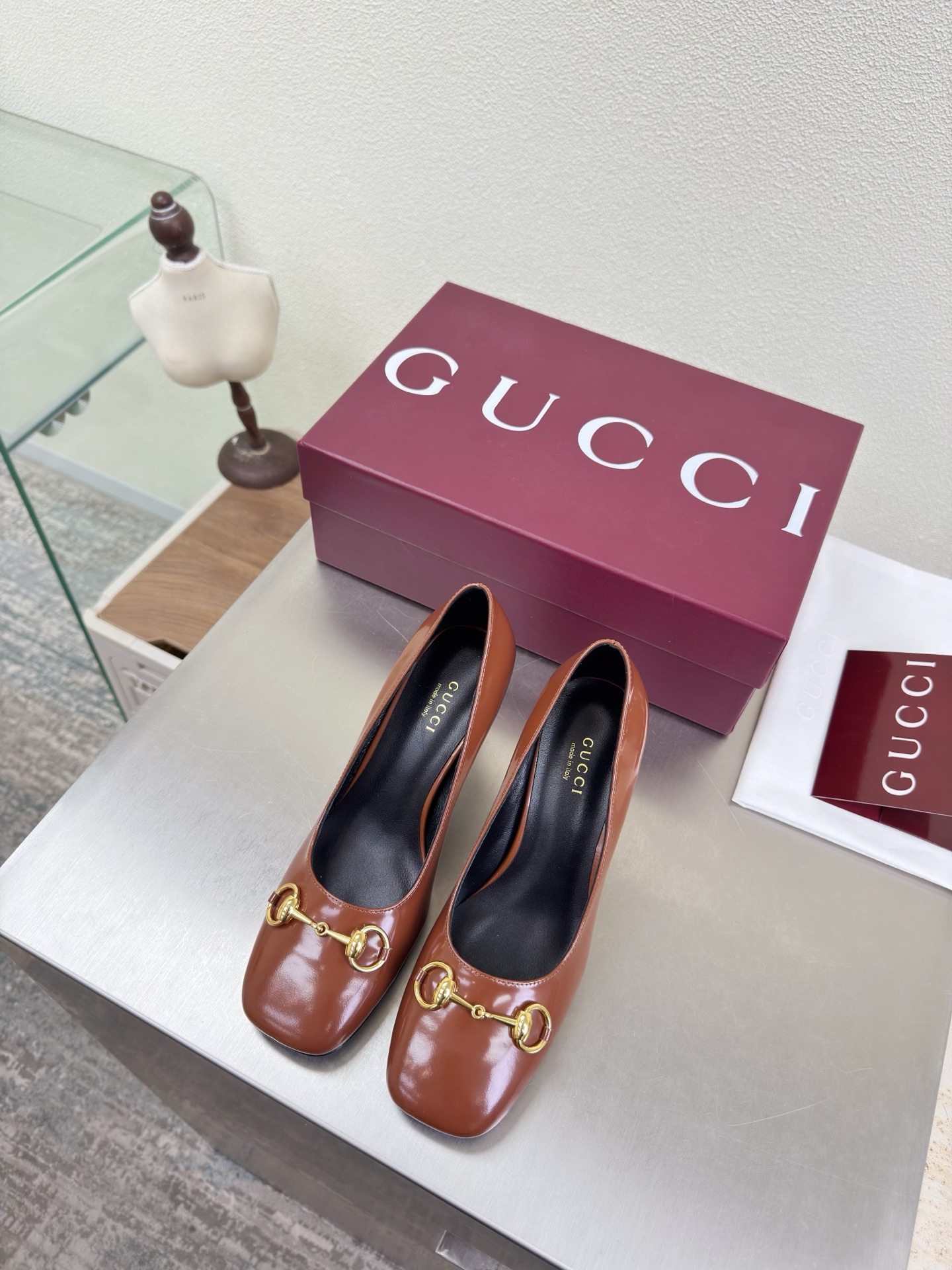 NO:758369,Saddle buckle Square toe shoes Genuine leather outsole Premium packaging GUCCI Brown Open edge vermilion cowhide embossed logo Shoe show Gucci Hentiangao sandals with built-in water platform and empty back The fashionable brand LOGO is added, with high recognition and high recognition. Various products compete for brands and are eager to launch first and later to release super series and high heels. GUCCI is not behind the times at the Gucci Paris fashion show  This series interprets the new fashion charm and continues the ultra-high heel design. It has won the favor of well-known overseas bloggers and millions of fans. It is sold well at home and abroad and has been sold out in China. The top version is in candy color. Each color is absolutely beautiful. The colors are available. Upper shoes: cowhide. Lining: imported sheep leather. Sole shoes: original genuine leather outsole. Size: 35 36 37 38 39 40 41 42 (order 40 41 42)  Packaging: GUCCI full set of original packaging, high heels and single shoes, gucci, gucci, sandals, high heels, cowhide, Leather soles19860909马鞍扣 方头单鞋 真皮大底 精品包装 GUCCI  棕色 开边朱牛皮 压印logo  走鞋款秀 古驰 恨天高内置水台后空凉鞋  时尚的品牌LOGO持加,具有超辨高识度各品大争牌恐先推后出超系跟高列GUCCI不也落伍 Guccl巴黎时装秀场款 此系列演绎全新时尚魅力延续超高跟设计,深得海外知名博主青睐千万粉丝博主倾情演绎,畅销海内外国内已经断货,顶级版本糖果色配色,每个颜色都是绝美知知,颜色供选 面鞋:牛皮 里内:进口皮羊 底鞋:原版真皮大底 码数:35 36 37 38 39 40 41 42 (40 41 42订) 包装:GUCCI全套原包版装,高跟鞋单鞋,gucci,gucci,sandals,high heels,cowhide,Leather soles,Women's Shoes